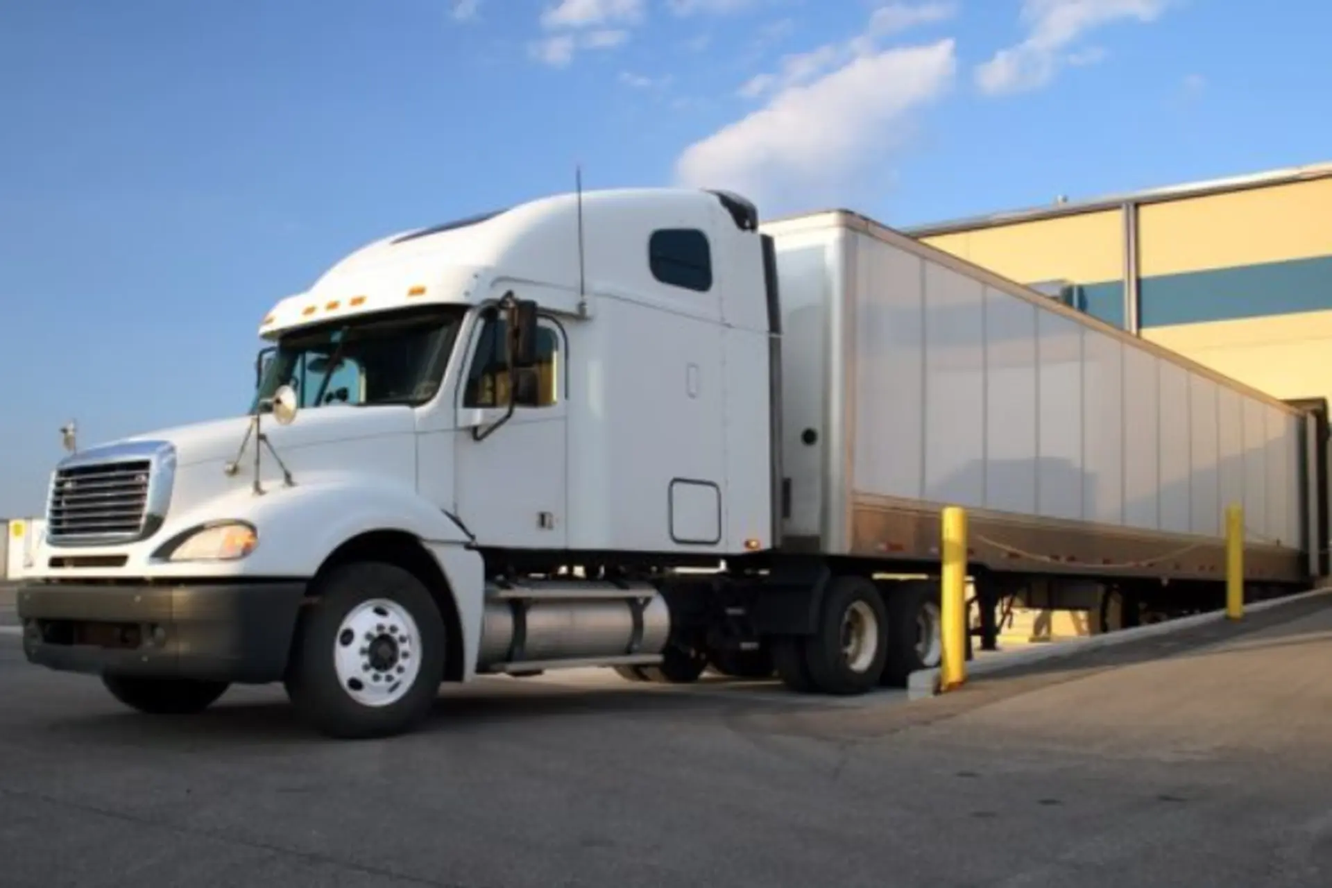 Giấy phép lái xe hạng CE là gì? Những thông tin cần biết cho tài xế lái xe ô tô tải