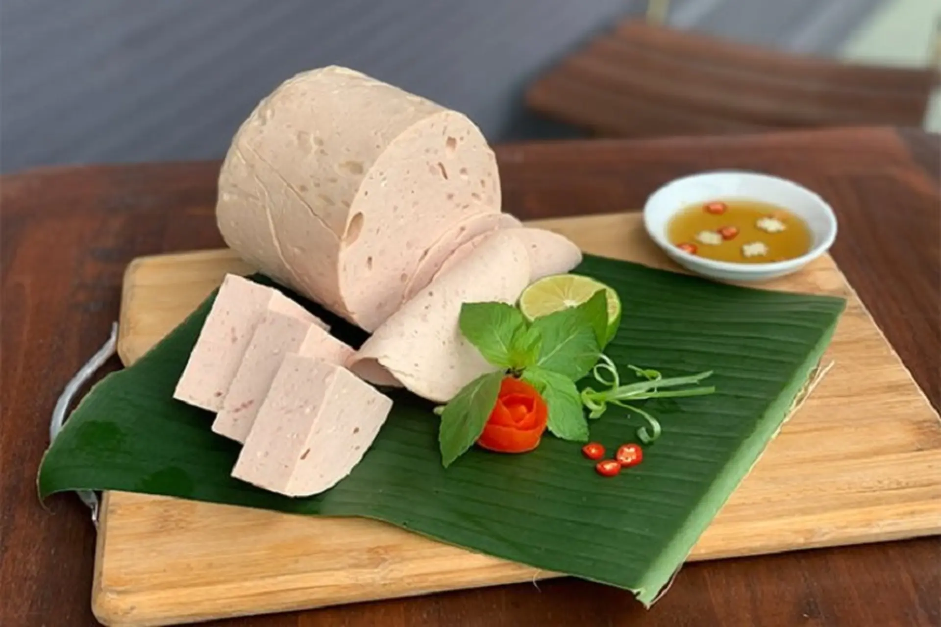 Giò lụa bao nhiêu calo? Ăn giò lụa như nào để không bị tăng cân?