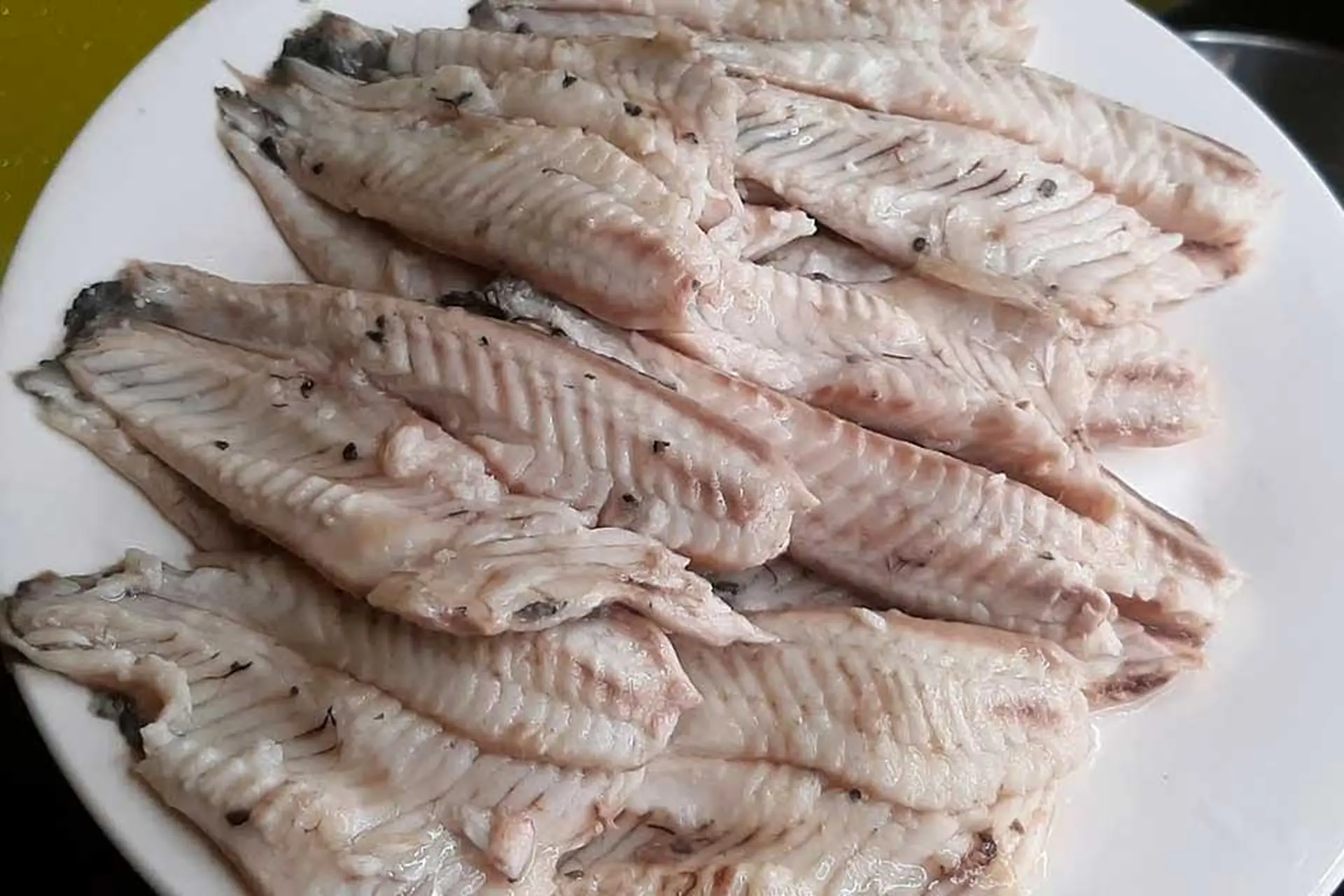 Cách gỡ xương cá rô đồng nguyên miếng siêu nhanh, giúp chế biến món ăn ngon hơn