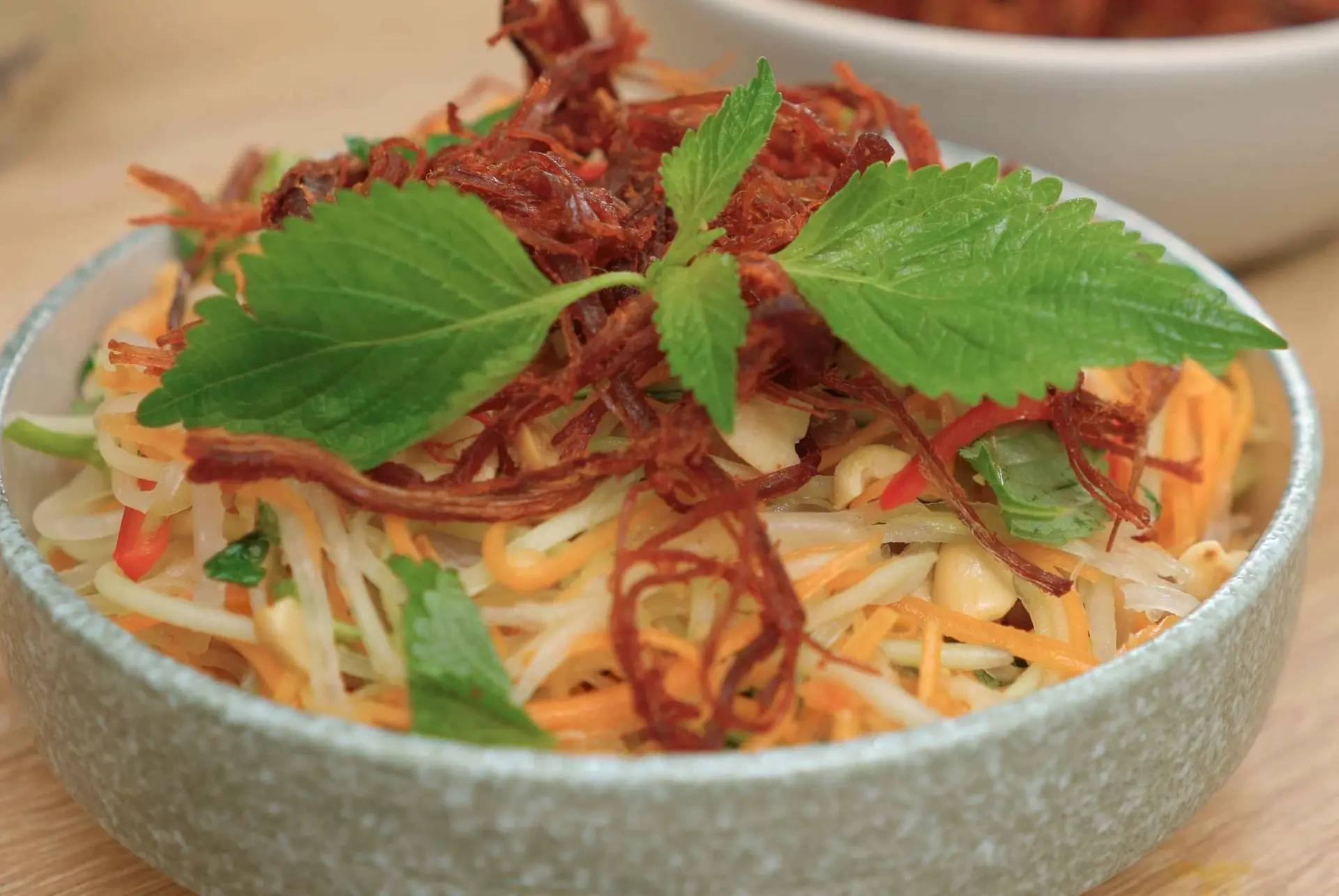 Học cách làm gỏi bò đu đủ siêu ngon, giòn sần sật với công thức nước trộn "thần thánh"!