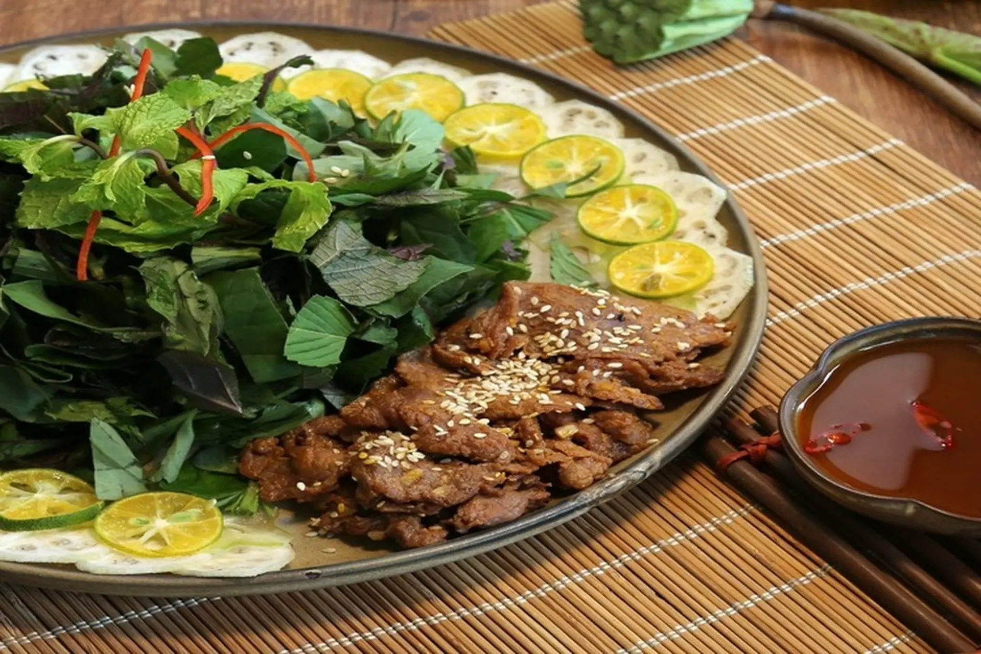 Mách bạn cách làm gỏi bò nướng: Sự kết hợp hoàn hảo giữa thịt bò thơm lừng và rau tươi giòn giòn