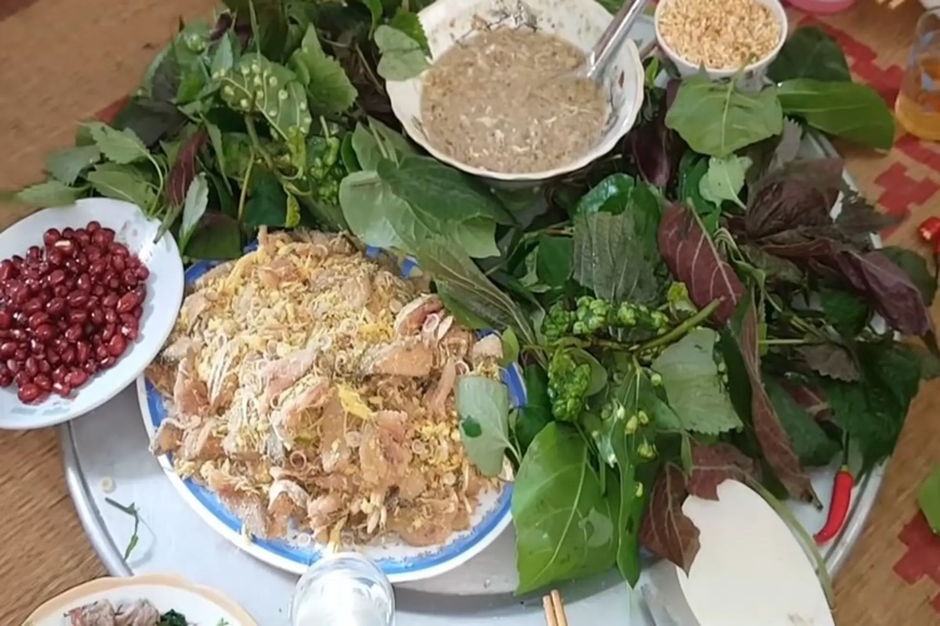 Mách bạn cách làm gỏi cá diếc sống: Món ăn tươi ngon, bổ dưỡng và đặc sắc của ẩm thực đồng quê