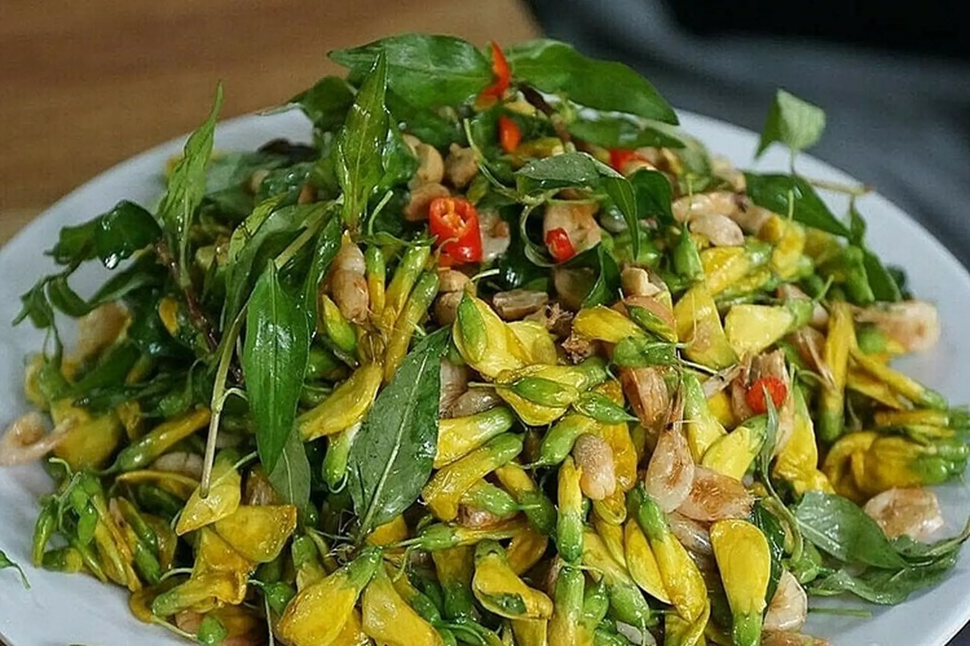 Công thức làm món gỏi tép bông điên điển đơn giản, đậm đà hương vị miền quê