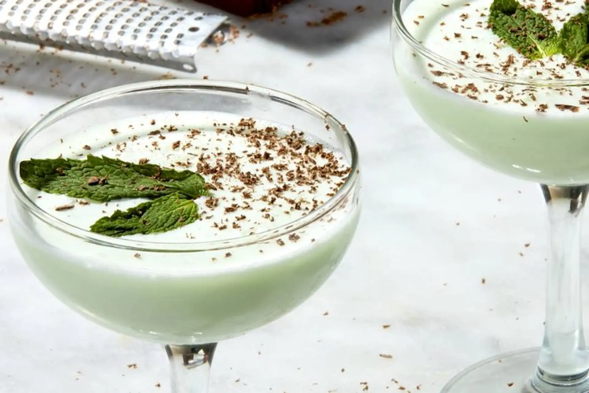 Grasshopper cocktail: Sự kết hợp đầy thú vị giữa bạc hà the mát và socola trắng ngọt ngào
