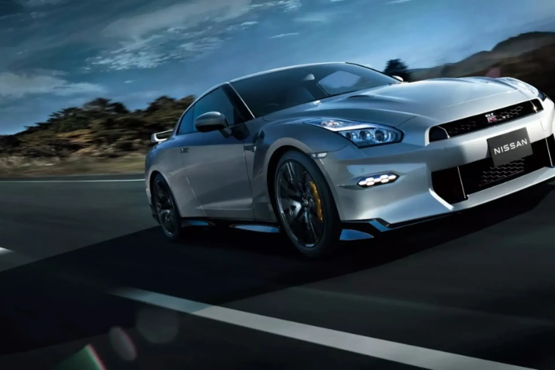 Xe Nissan GT-R là gì? Tìm hiểu siêu xe "Godzilla” vượt trội trên đường đua