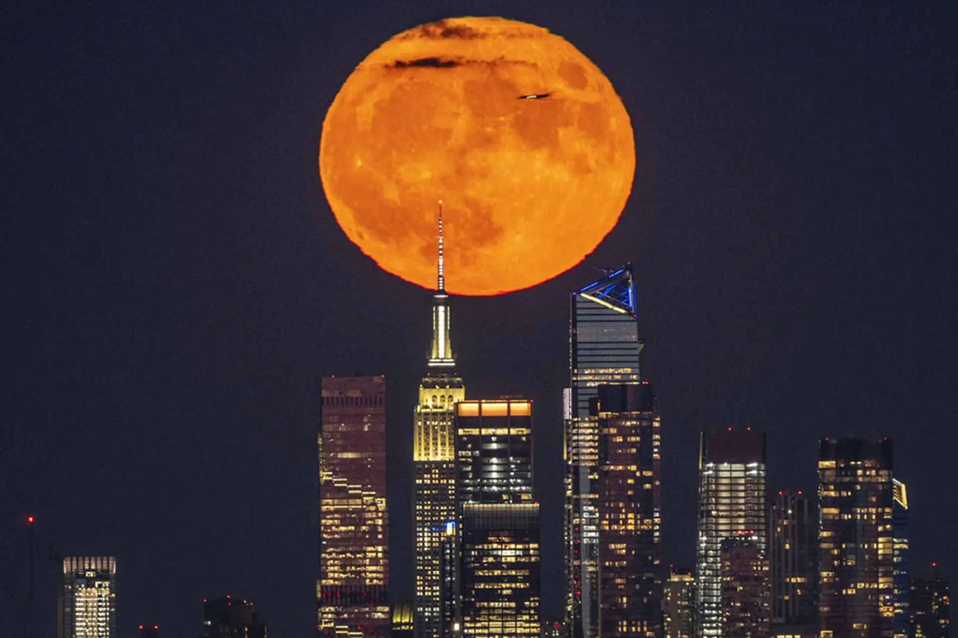 Hiện tượng siêu trăng là gì? Những sự thật thú vị về Mặt Trăng khi gần Trái Đất nhất