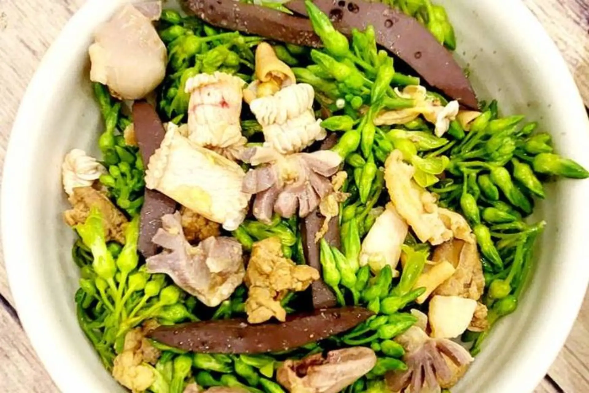 Bí quyết làm món hoa thiên lý xào lòng gà giòn ngon, không tanh, càng ăn càng mê