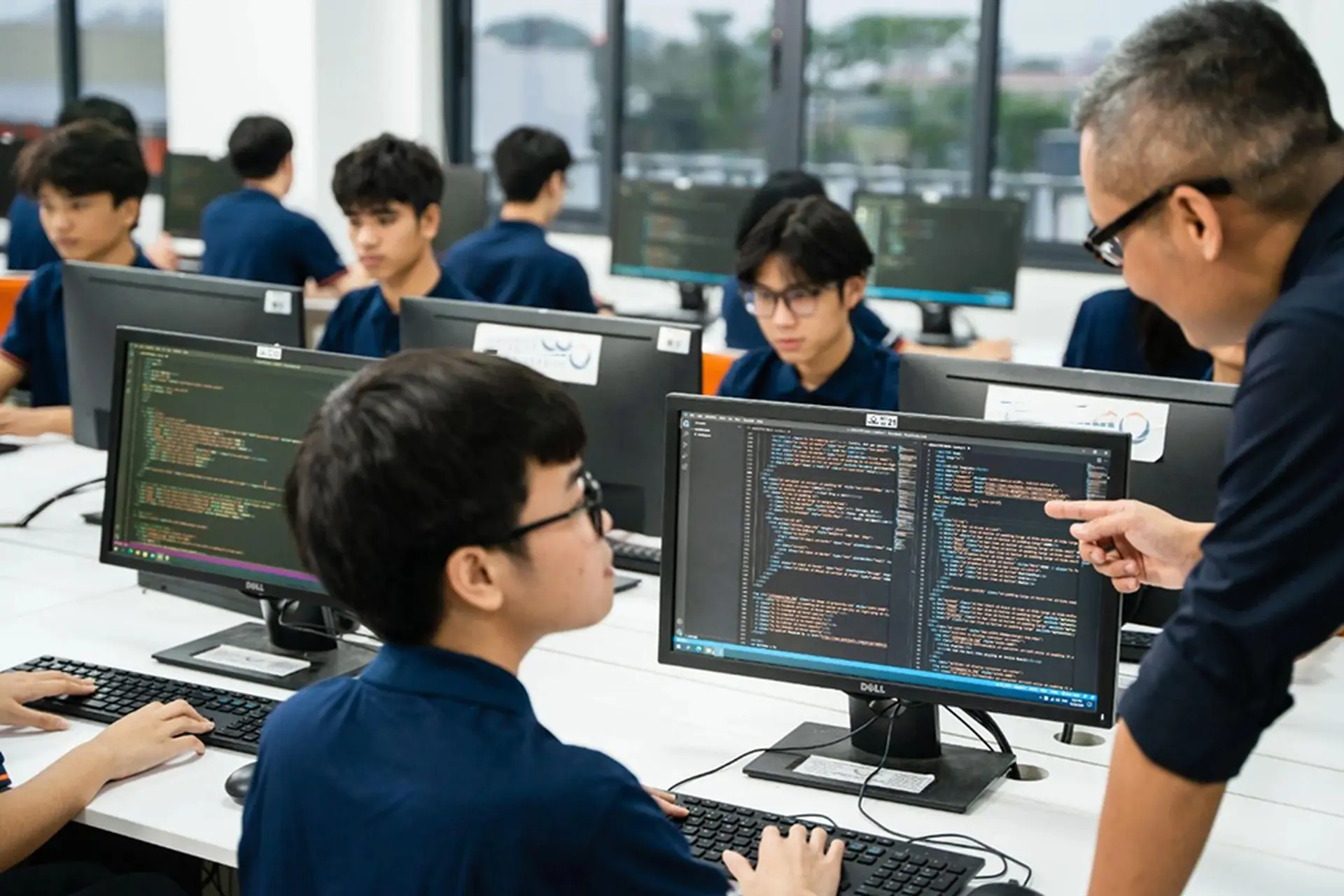 Học công nghệ thông tin cần giỏi môn gì? Những kỹ năng quan trọng để thành công