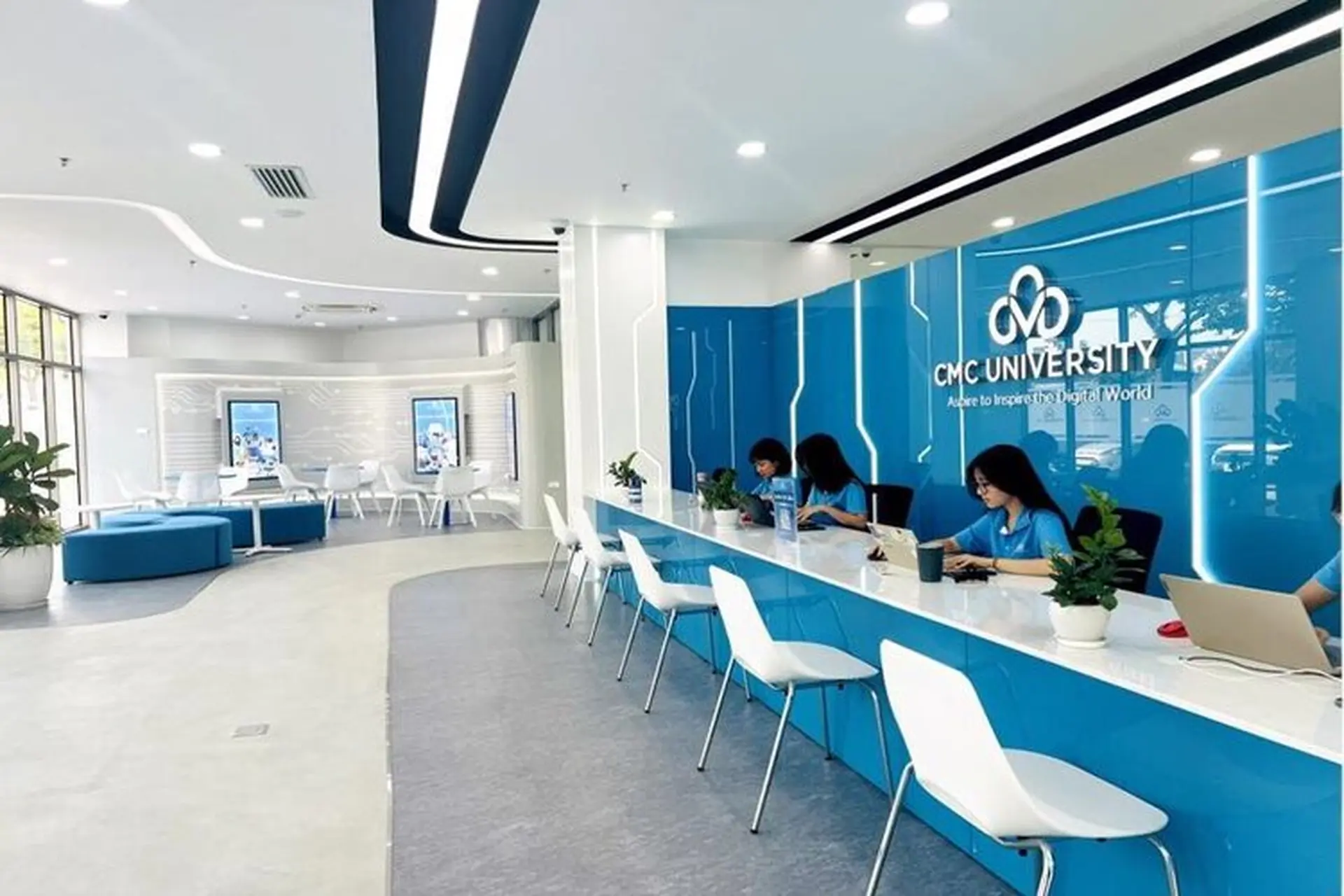 Học phí CMC 2025 là bao nhiêu? Thông tin chi tiết về học phí và các chính sách hỗ trợ sinh viên của Đại học CMC