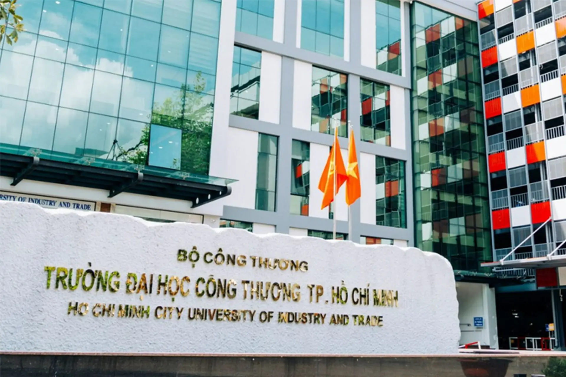 Học phí Đại học Công Thương 2025 và các chính sách học bổng HUIT dành cho sinh viên