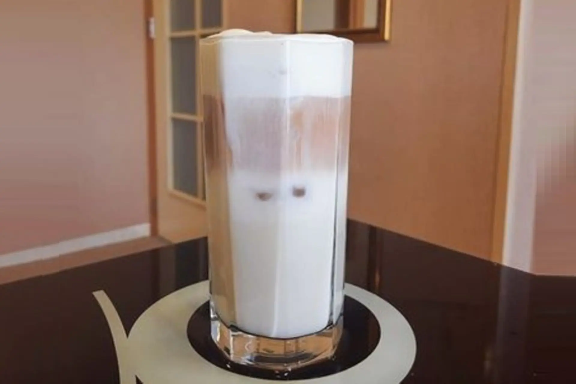 Hướng dẫn cách làm hồng trà latte macchiato thơm ngon, mát lạnh vạn người mê
