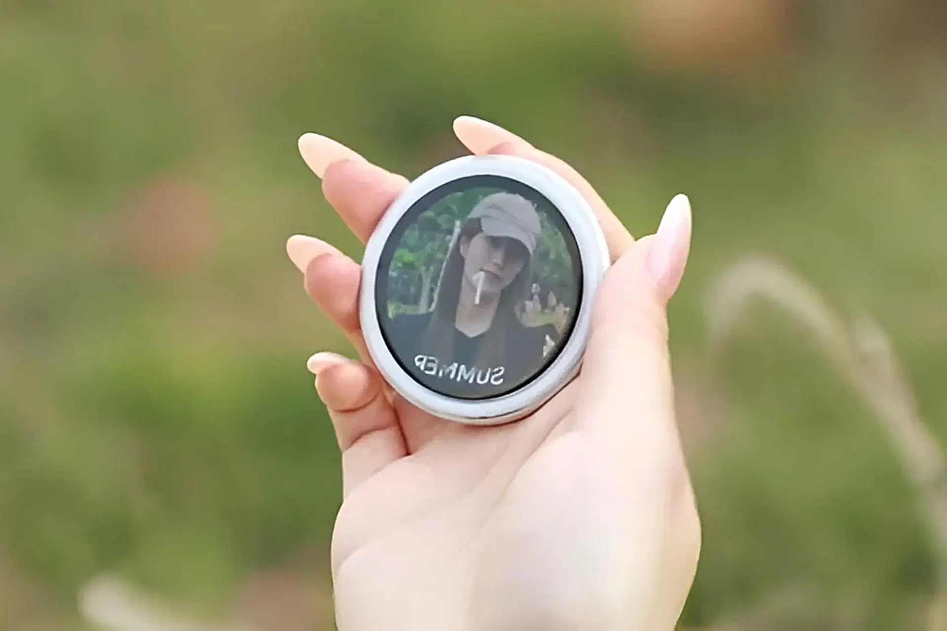 HONOR 600 Series có phụ kiện lạ: Màn hình mini gắn nam châm, hỗ trợ selfie bằng camera sau