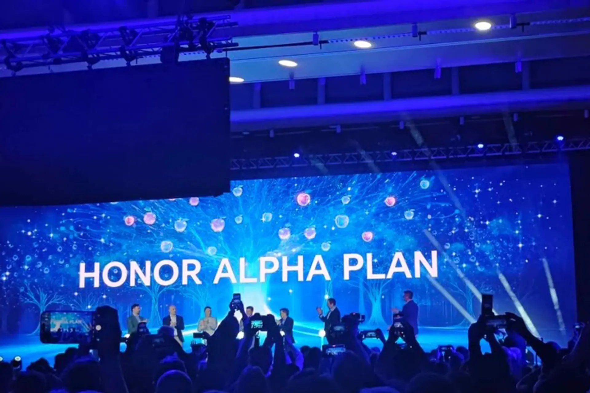 HONOR giới thiệu smartphone AI Agentic đầu tiên tại MWC 2025: Bước tiến mới trong công nghệ di động