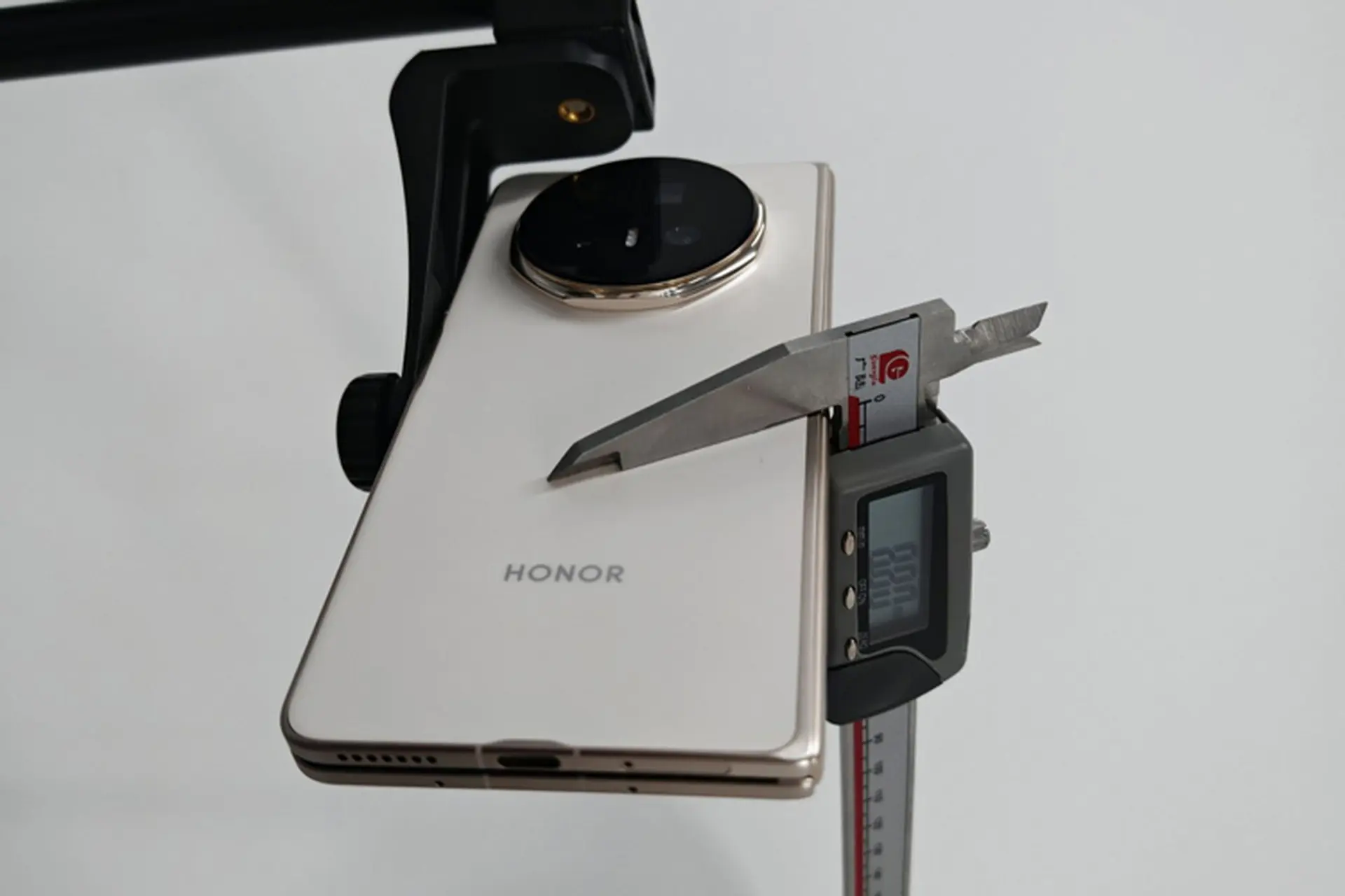 HONOR khẳng định độ dày của Magic V5 với hình ảnh bằng chứng rõ ràng