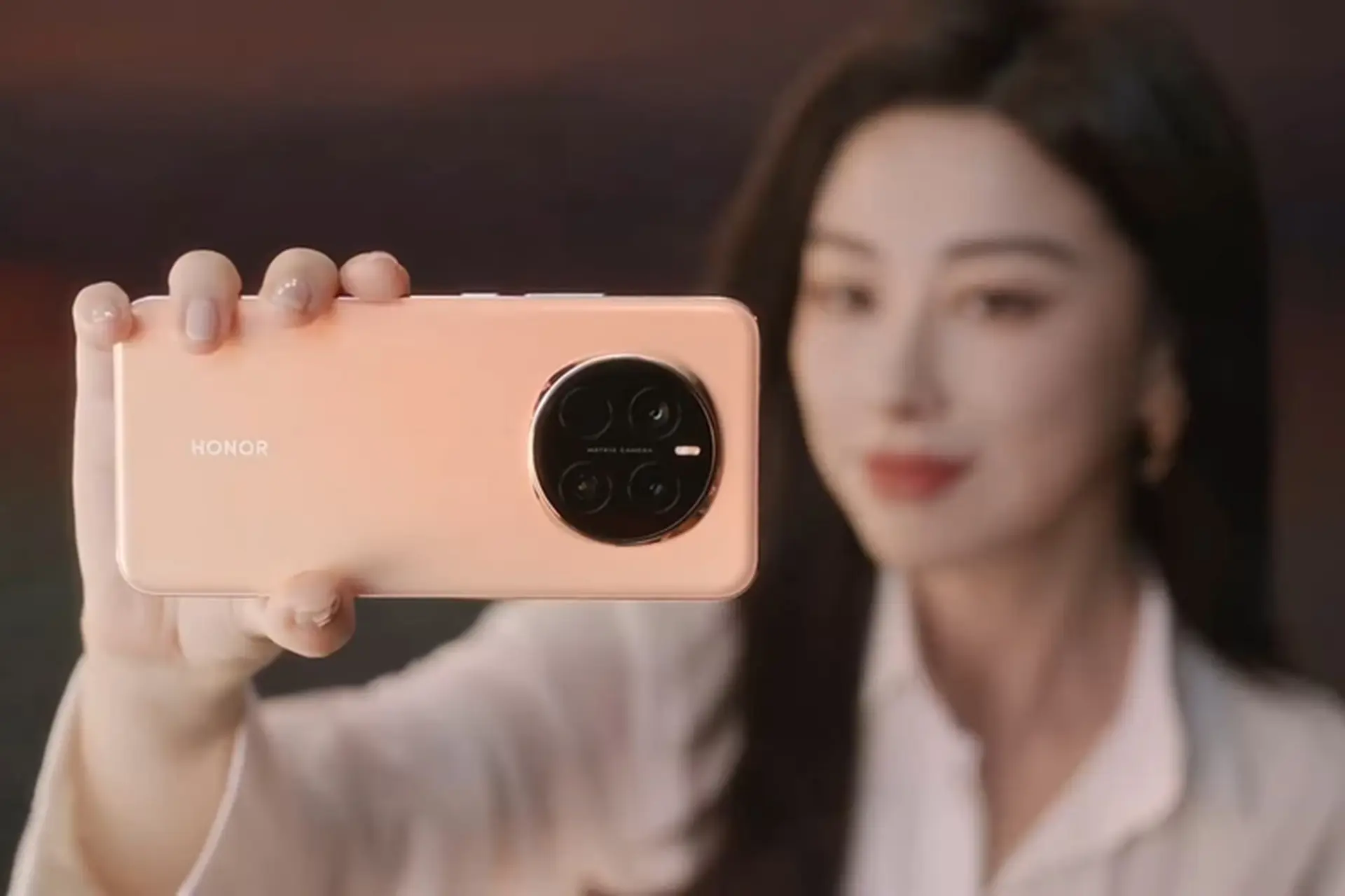 HONOR Magic7 màu vàng lộ diện, xác nhận dùng màn hình bảo vệ mắt AI Defocus