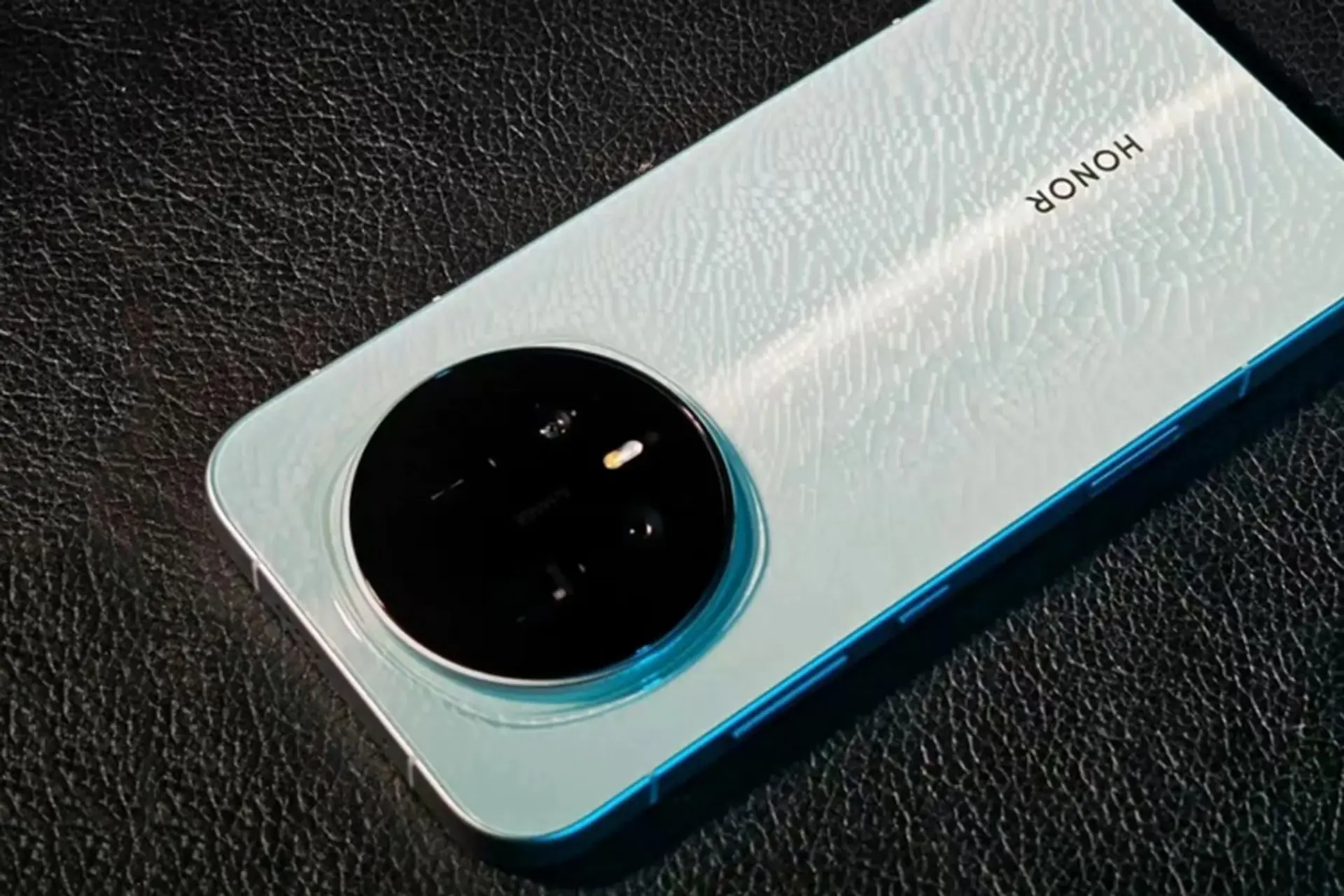 HONOR Magic8 lộ diện bản Sky Blue Glaze với thiết kế phẳng, cụm 3 camera