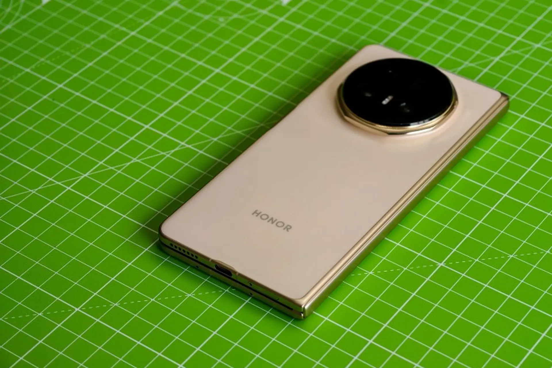 HONOR ra mắt smartphone gập mỏng nhất thế giới tại Châu Âu