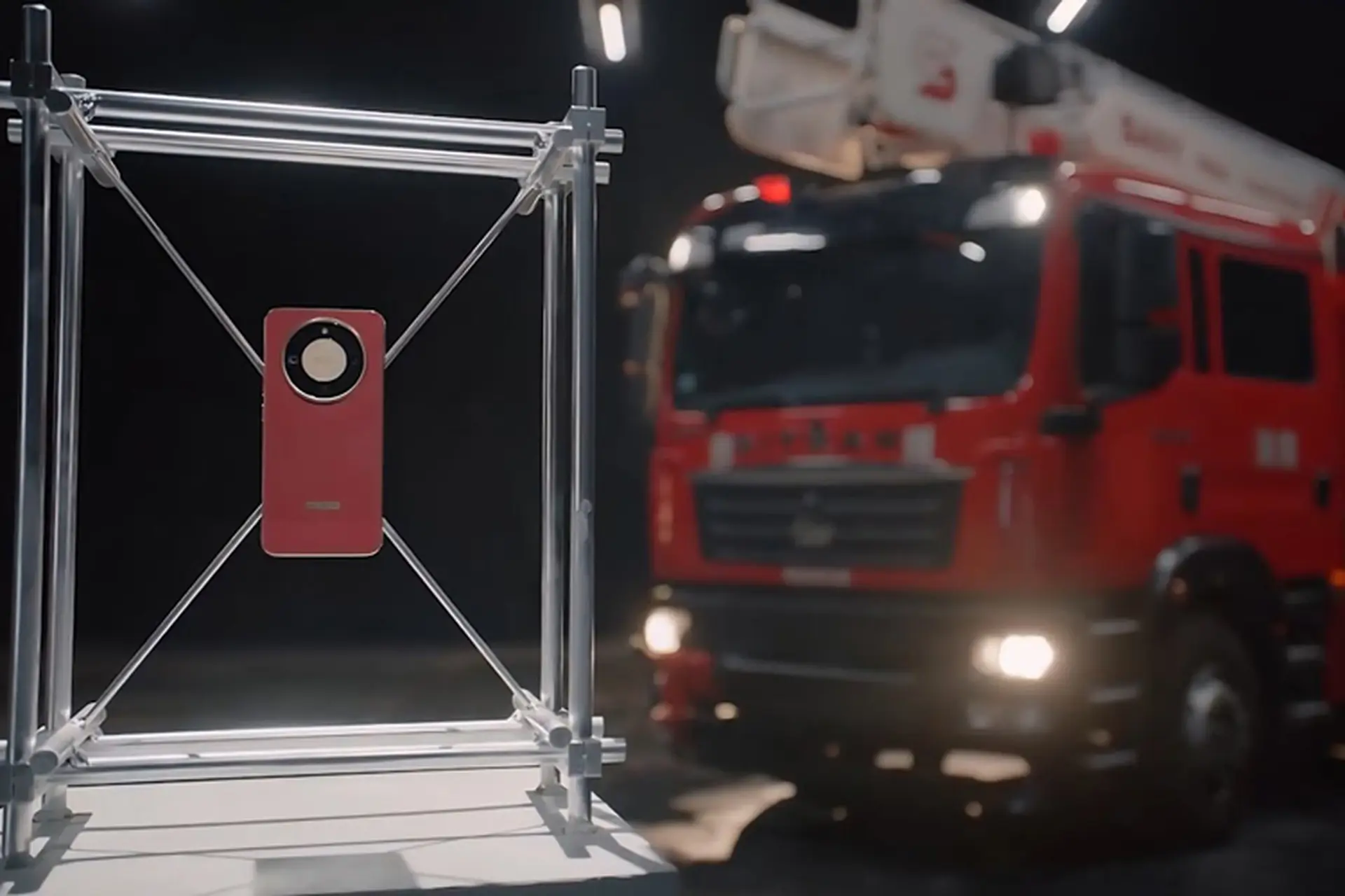 HONOR  X70 “so găng” với máy xúc và vòi rồng cứu hỏa trong thử nghiệm kháng nước - kháng bụi