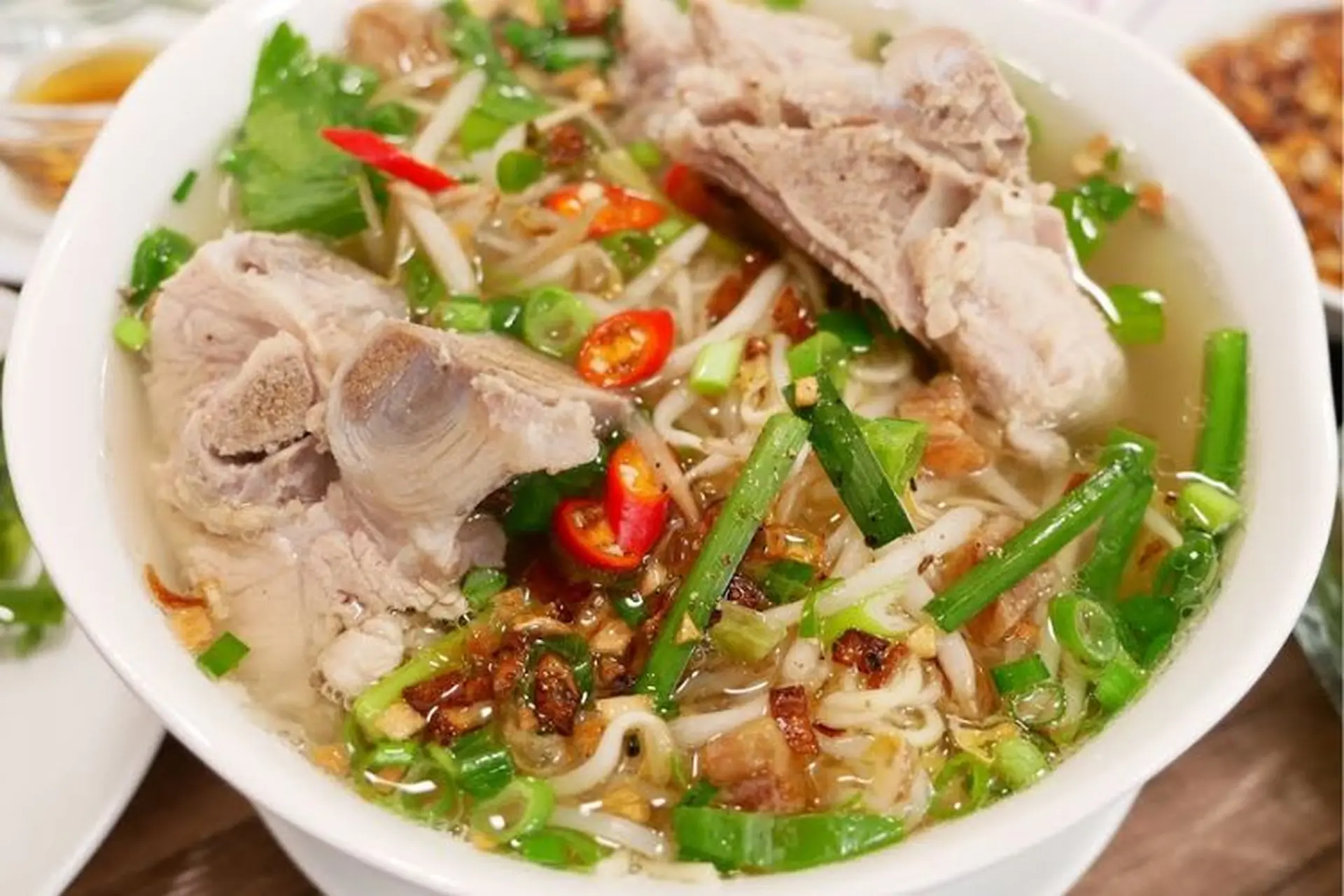 Hướng dẫn nấu hủ tiếu mì thơm ngon, nước dùng ngọt tự nhiên cho bữa sáng tròn vị