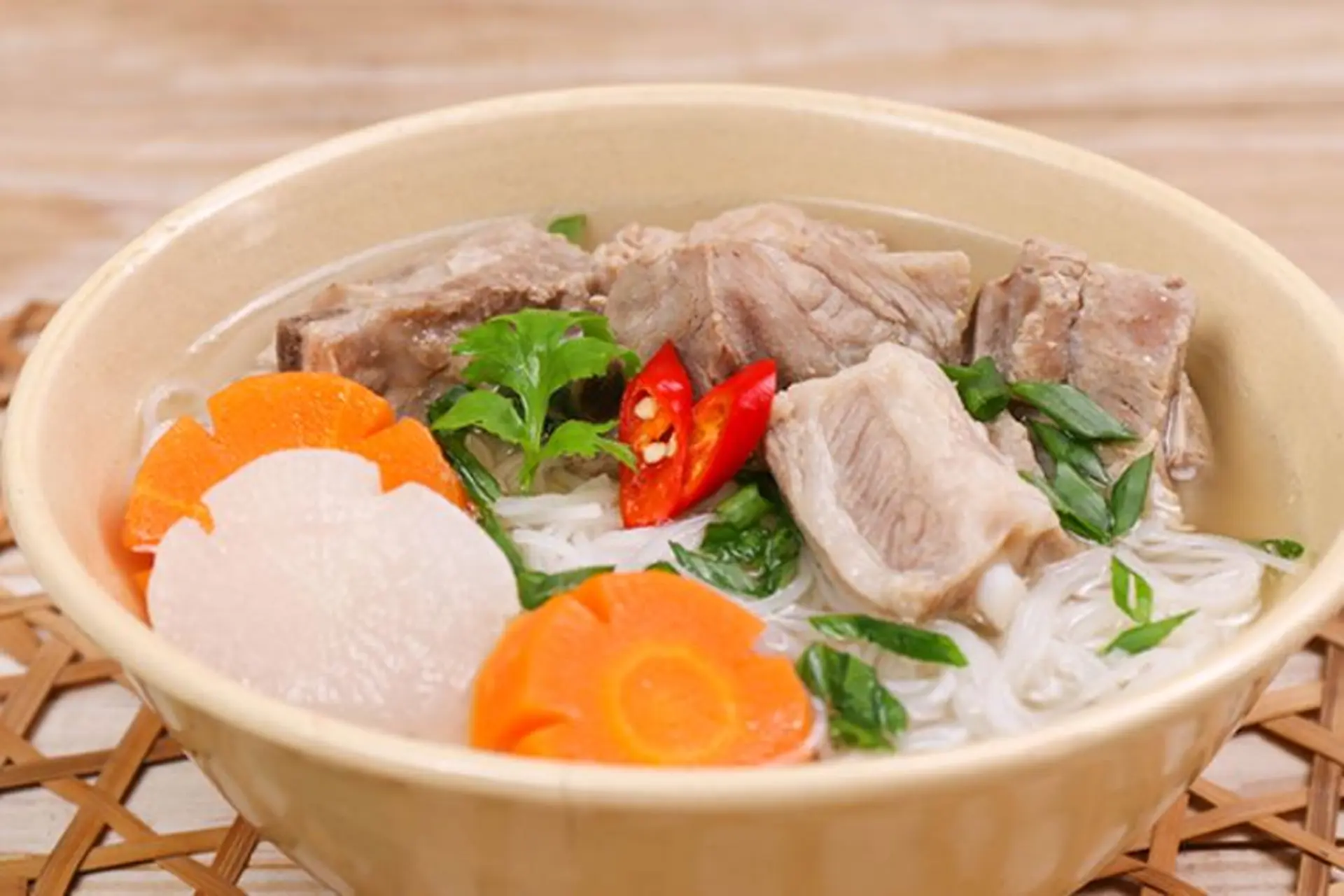Tự nấu hủ tiếu sườn thơm ngon tại nhà chỉ với vài nguyên liệu đơn giản, ai cũng làm được