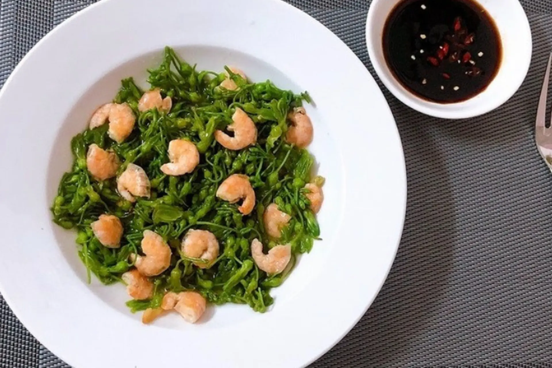 Hướng dẫn chi tiết cách làm bông lý xào tôm thơm ngon, thanh mát, dễ làm tại nhà