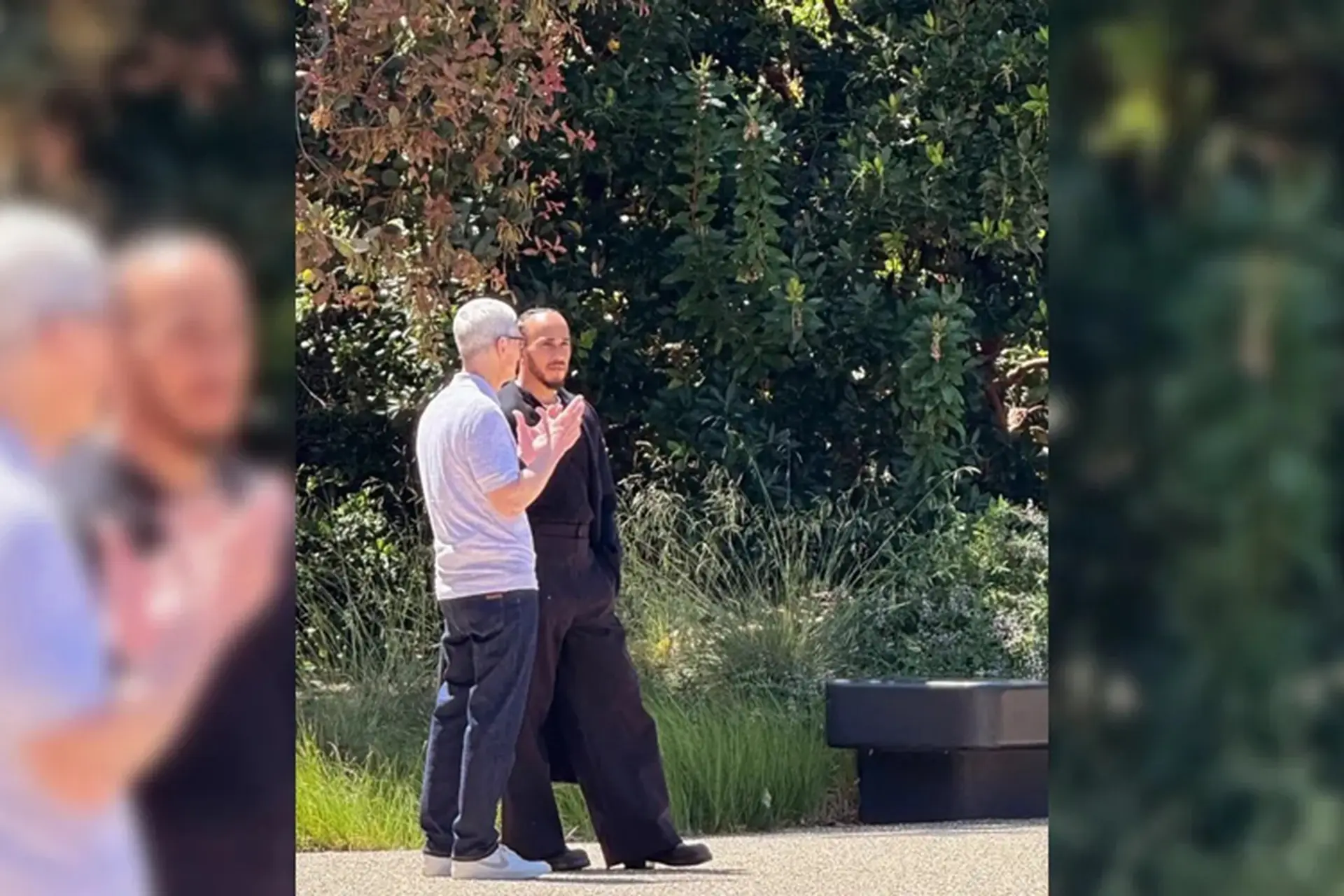 Huyền thoại F1 Lewis Hamilton xuất hiện tại Apple Park cùng Tim Cook