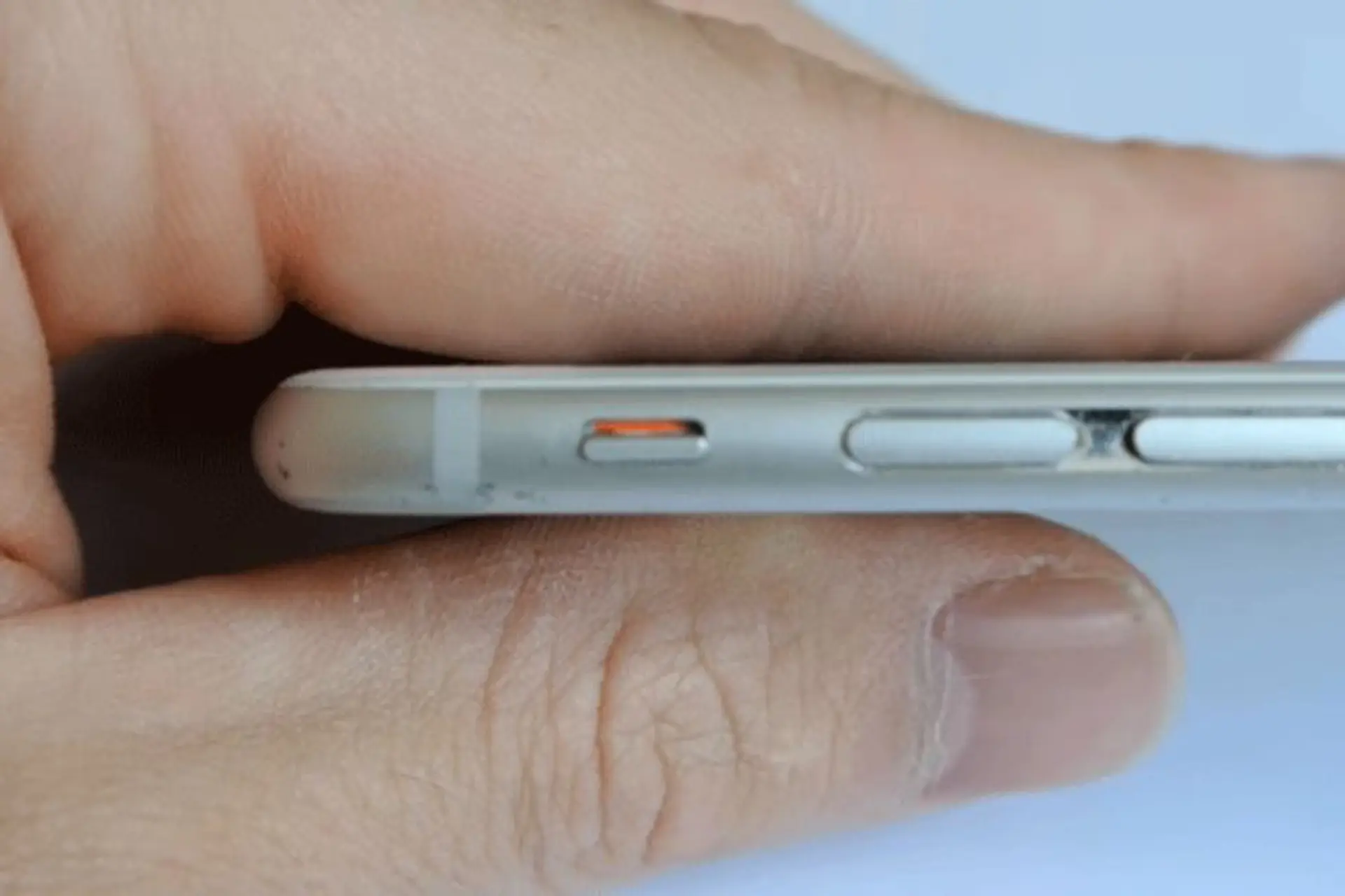 iPhone bị hỏng nút gạt rung do những nguyên nhân nào? Tìm hiểu cách khắc phục