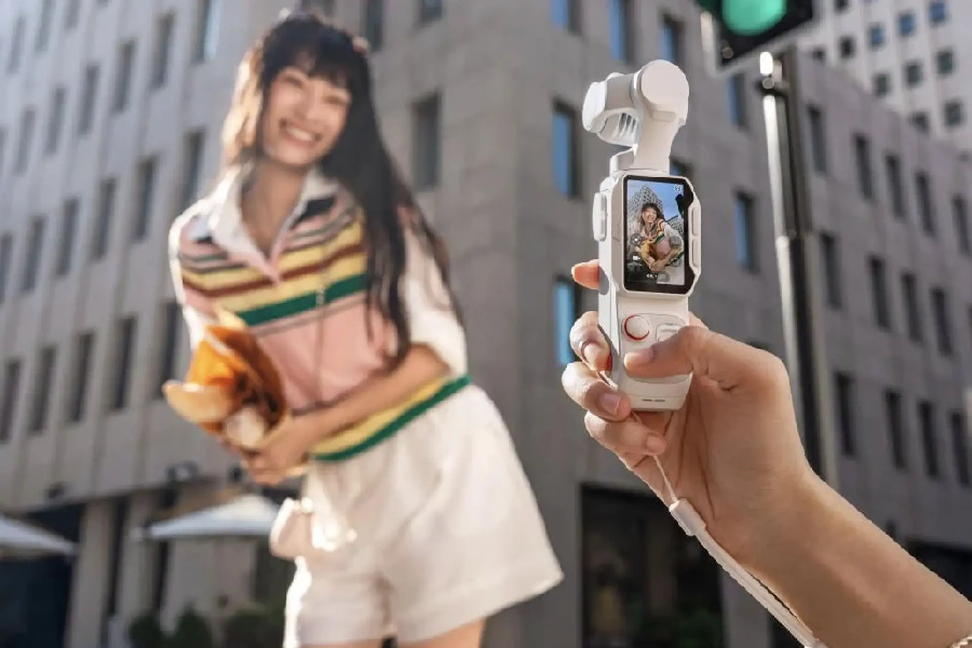 Insta360 Luna Pro ra mắt: Camera gimbal đầu tiên quay dọc 4K, cảm biến 1 inch, ống kính Leica