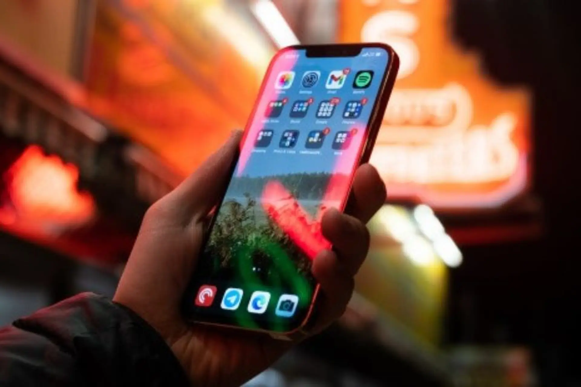 iPhone 12 Pro Max bị chớp màn hình do đâu, khắc phục thế nào, chi phí khắc phục ra sao?