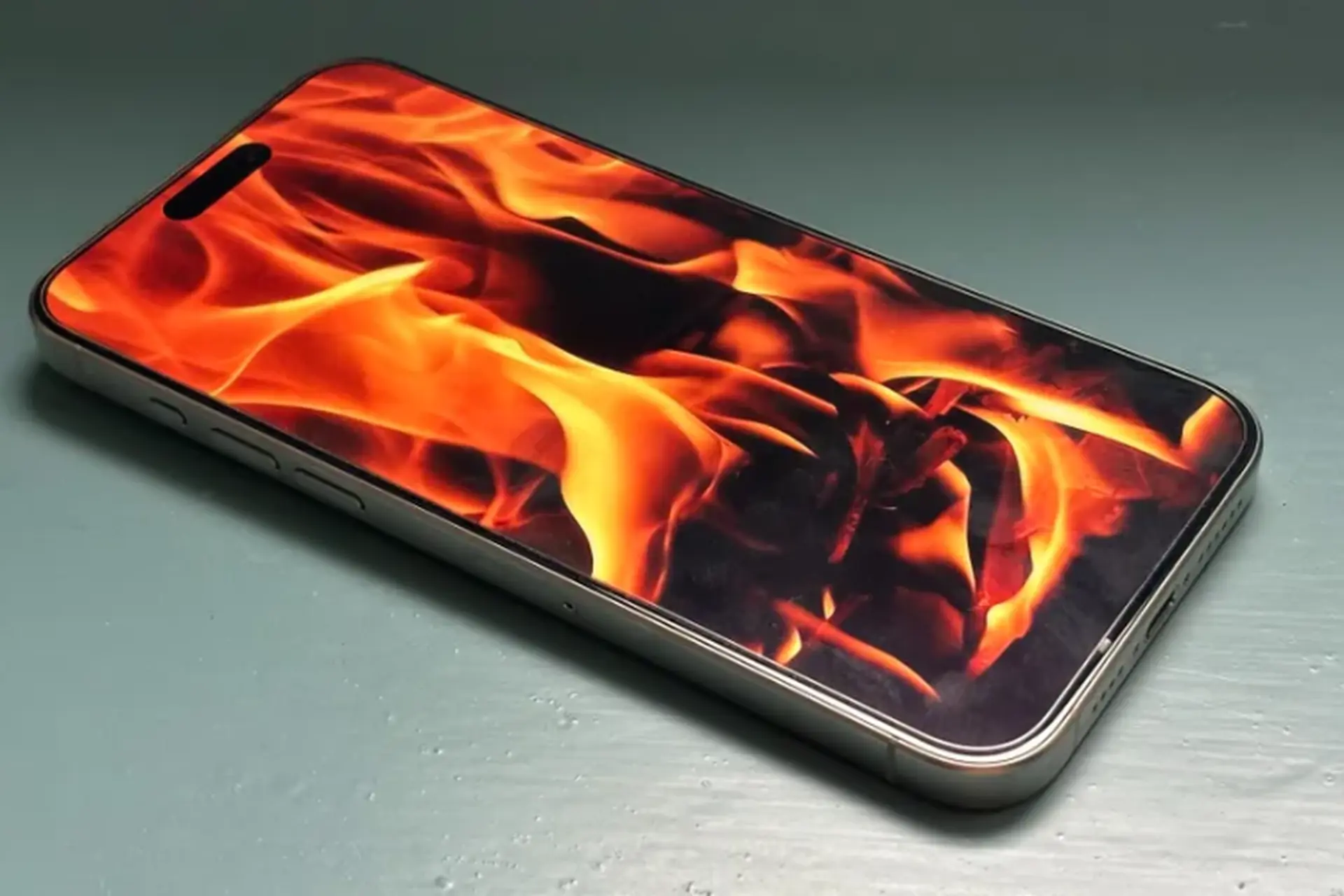 Vì sao iPhone 15 Pro Max bị nóng khi sạc pin hoặc chơi game? Cách khắc phục hiệu quả nhất