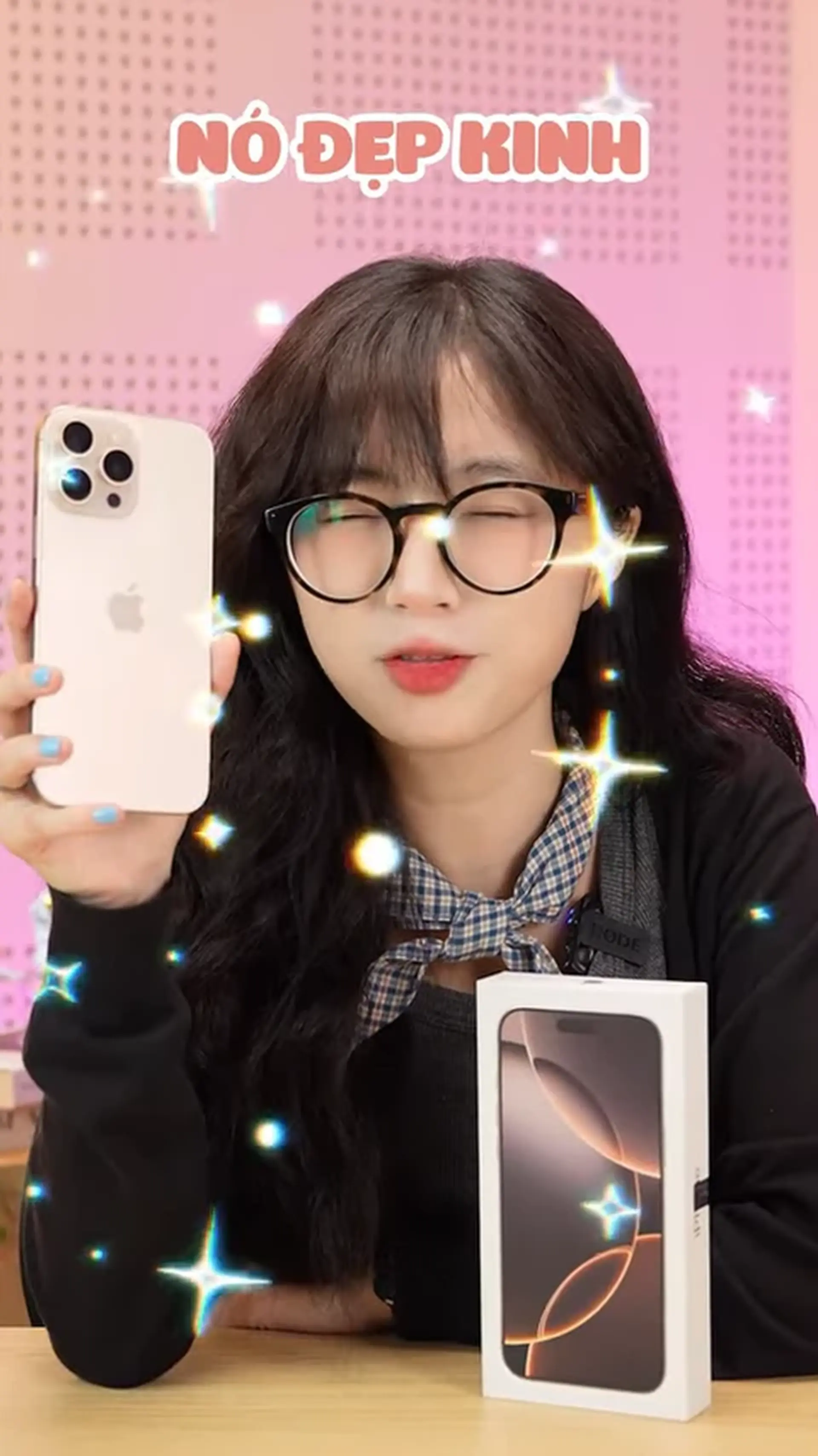 Trên tay iPhone 16 Pro Max vàng sa mạc