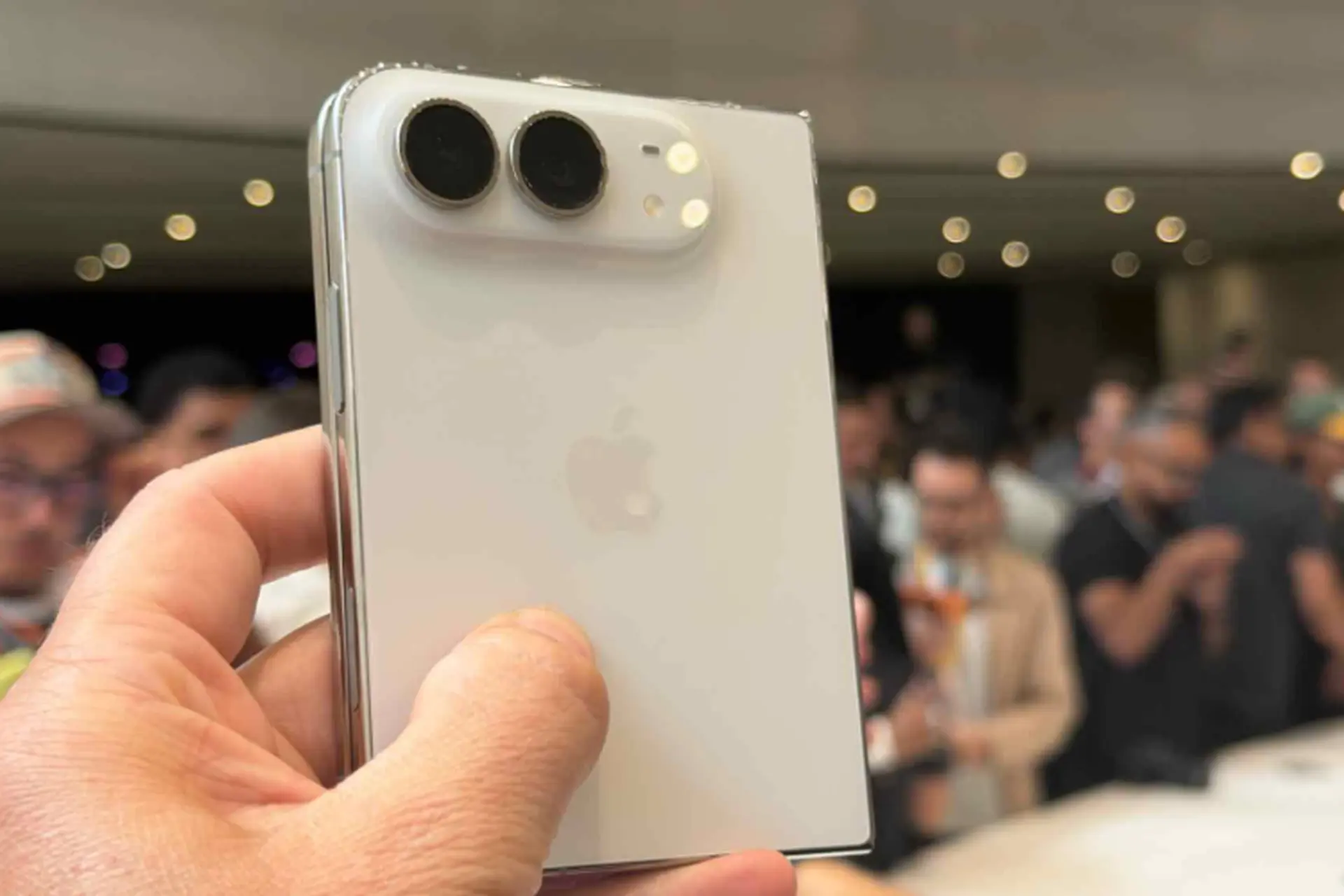 iPhone Duo có gì mới? Khám phá thiết kế gập titan, màn hình 7,6 inch và chip A20 Pro