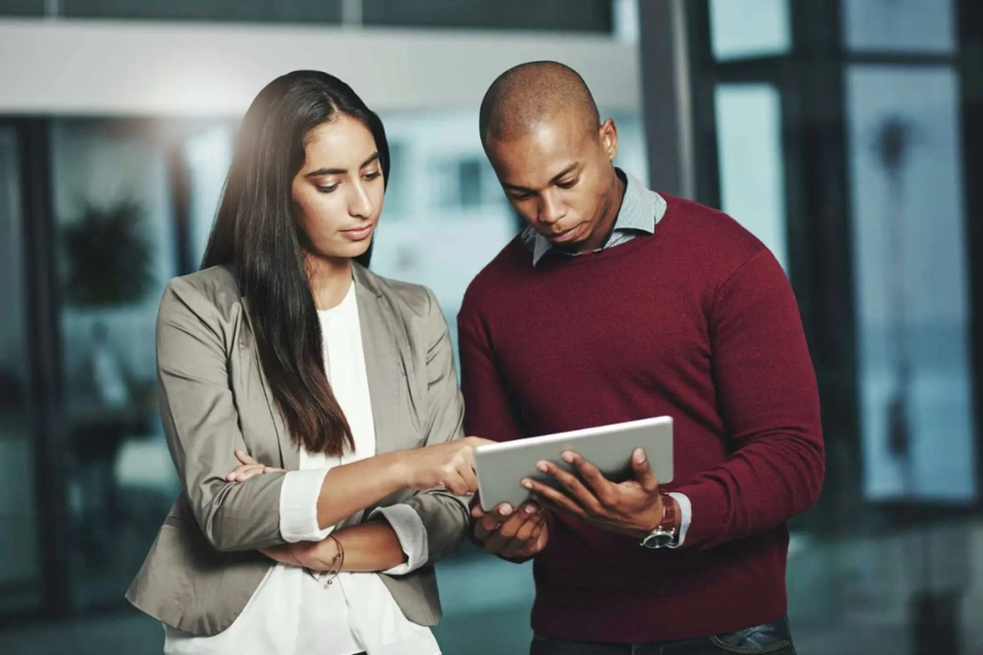 Job shadowing là gì? Hướng dẫn toàn tập về phương pháp học nghề qua quan sát và những kinh nghiệm vàng để thành công