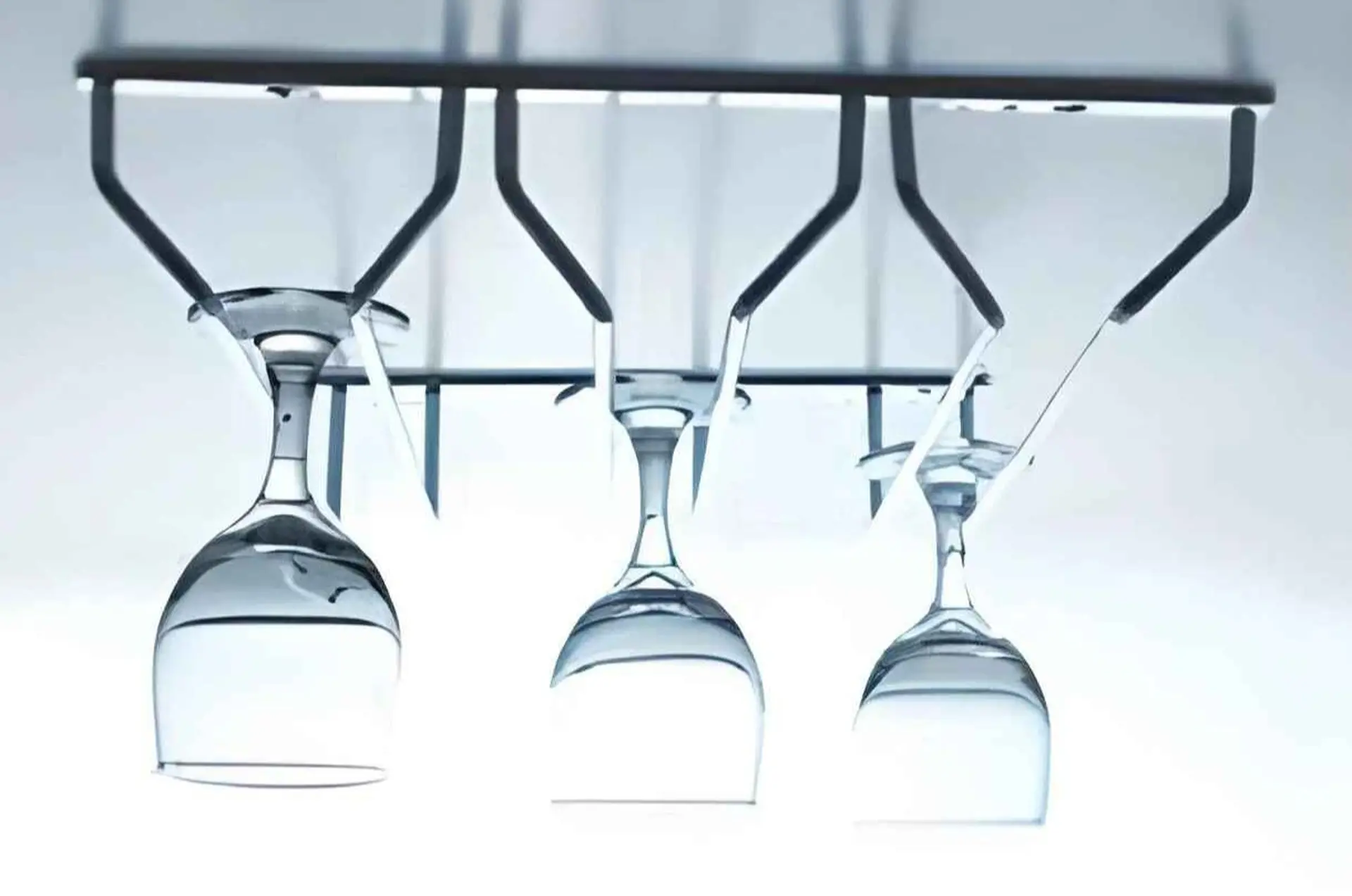 Kệ treo ly quầy bar inox: Giải pháp mang lại vẻ đẹp hiện đại và ngăn nắp cho khu pha chế