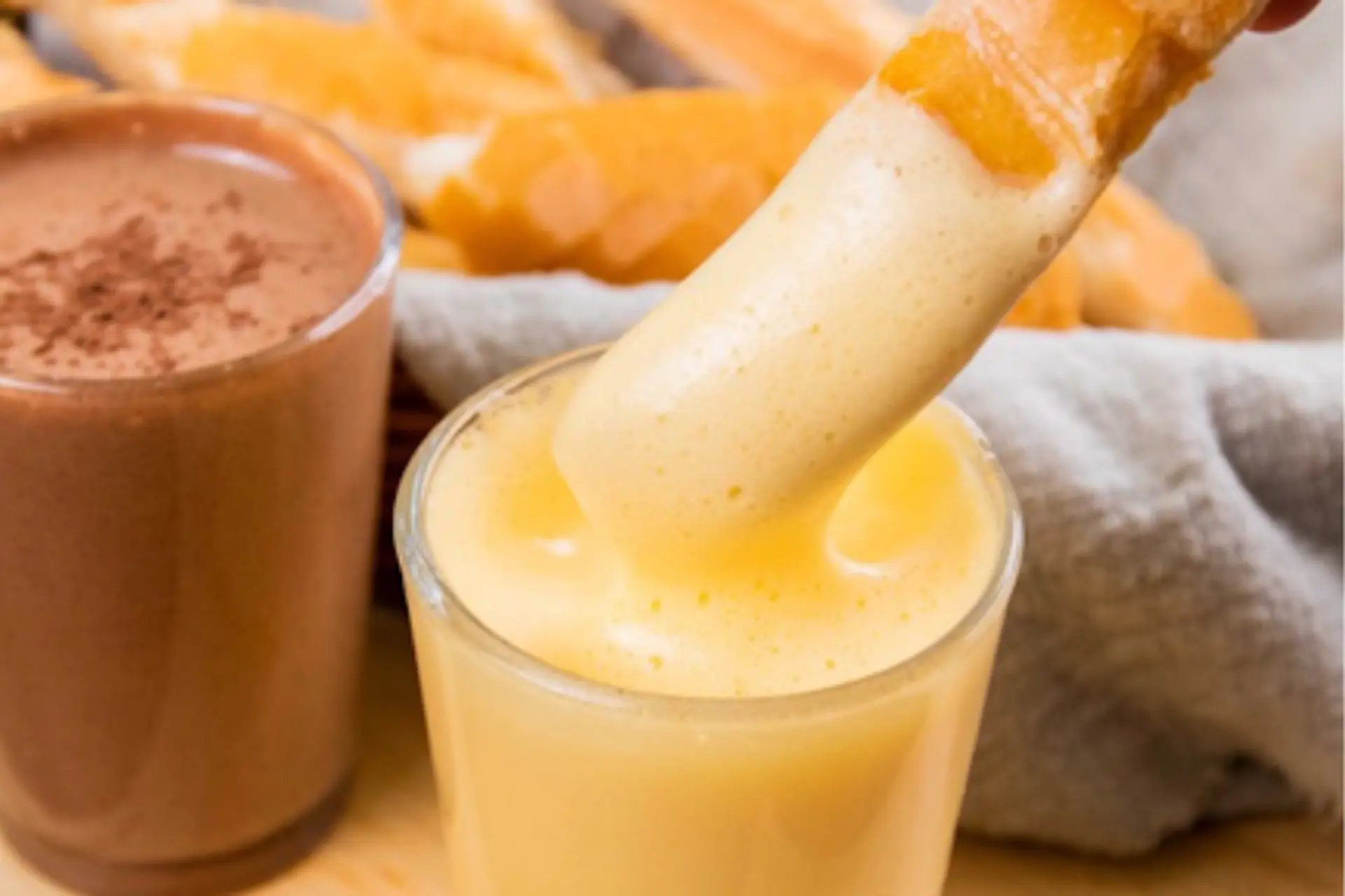 Chia sẻ 2 cách làm kem trứng chấm bánh mì béo ngậy, hấp dẫn với những nguyên liệu quen thuộc