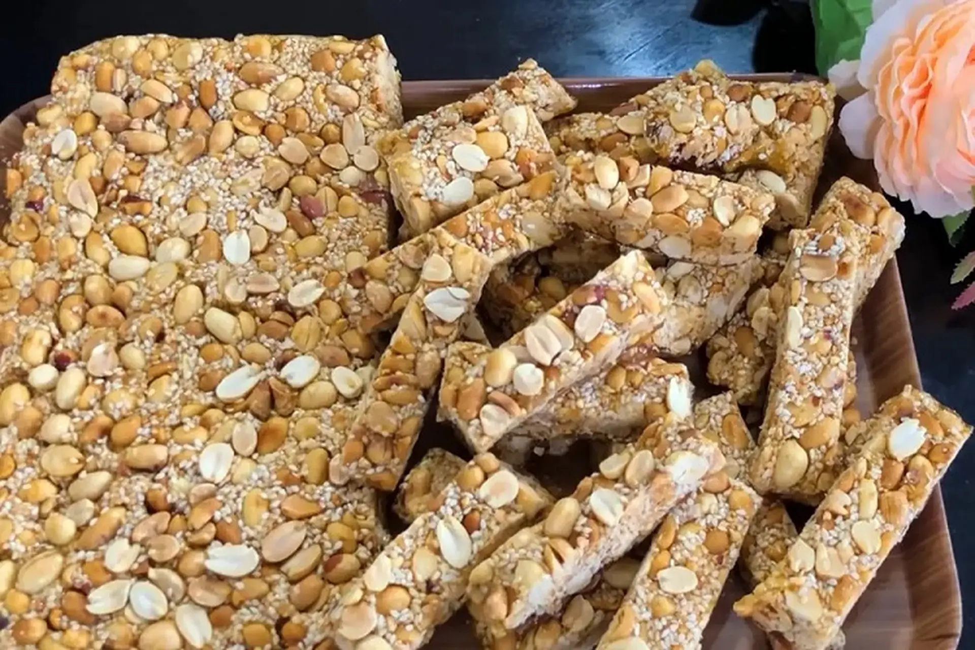 Kẹo đậu phộng bao nhiêu calo​? Nên ăn như nào để không bị béo?