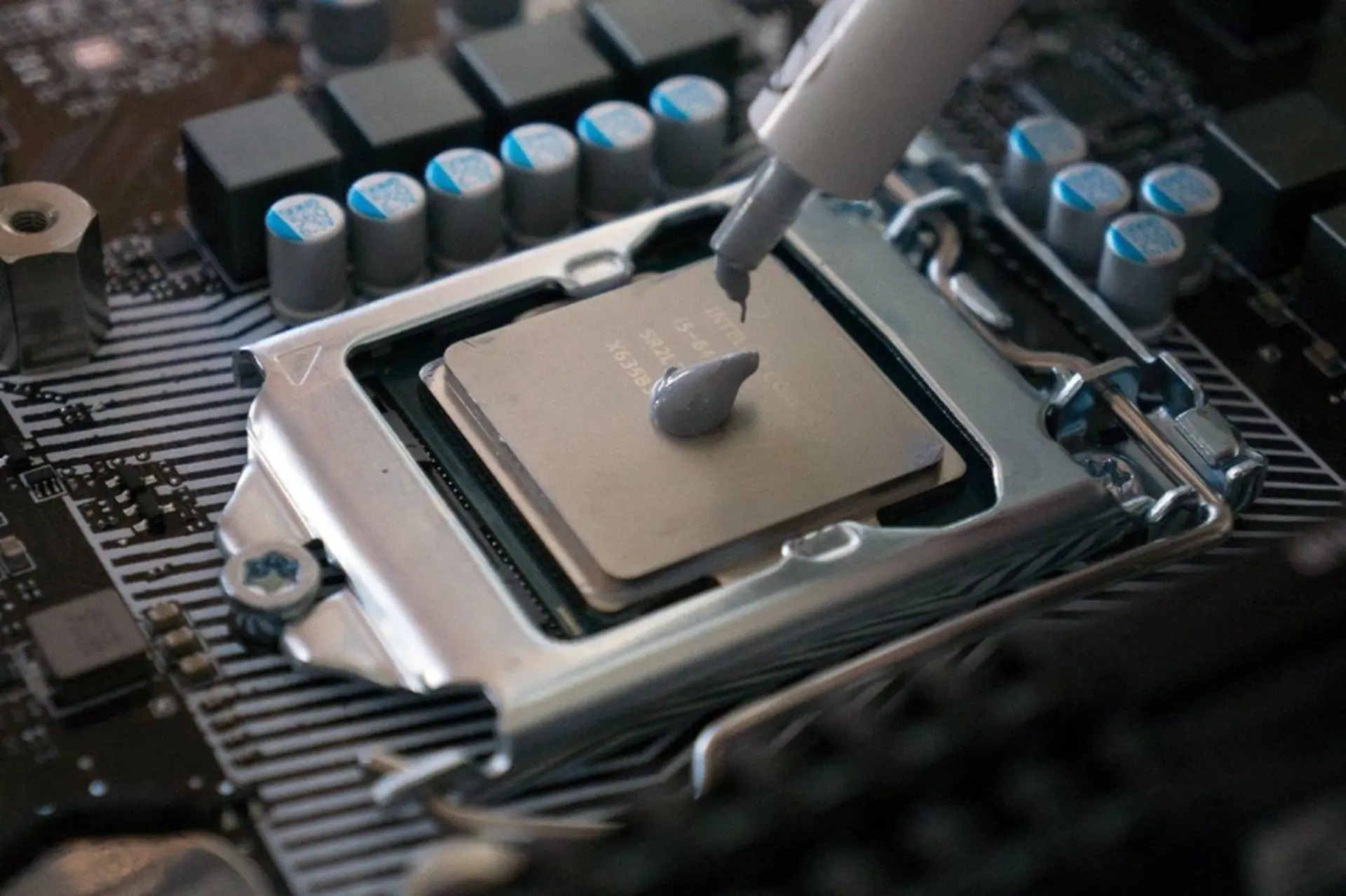 Keo tản nhiệt PC là gì? Vì sao quan trọng với hiệu năng CPU máy tính để bàn?