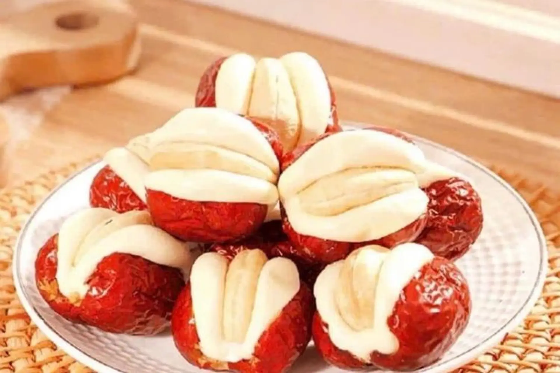 Chi tiết cách làm kẹo táo đỏ hạnh nhân ngay tại nhà đảm bảo ngon và an toàn