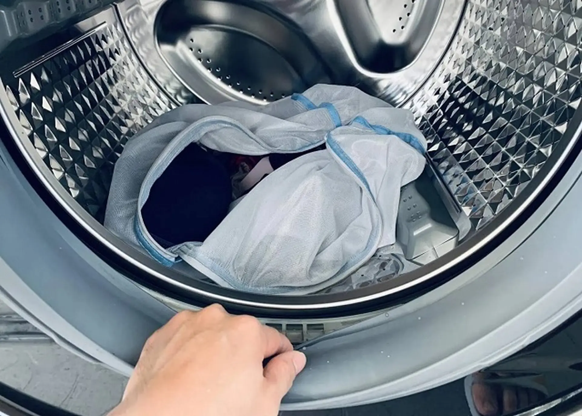 Hướng dẫn cách lấy đồ bị kẹt trong máy giặt đơn giản và đảm bảo an toàn cho thiết bị