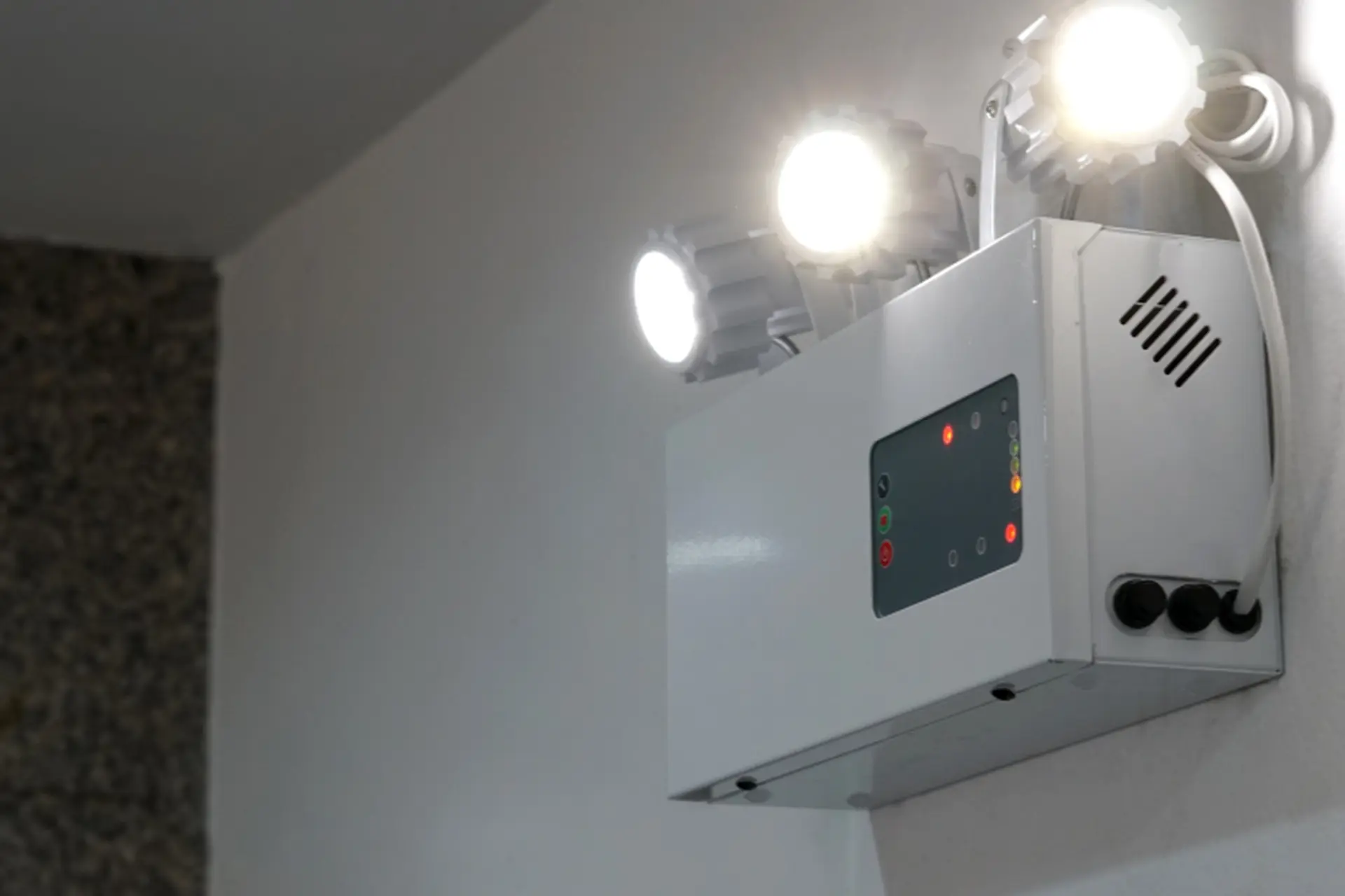 Khoảng cách lắp đèn chiếu sáng sự cố theo tiêu chuẩn Quốc gia TCVN 13456:2022