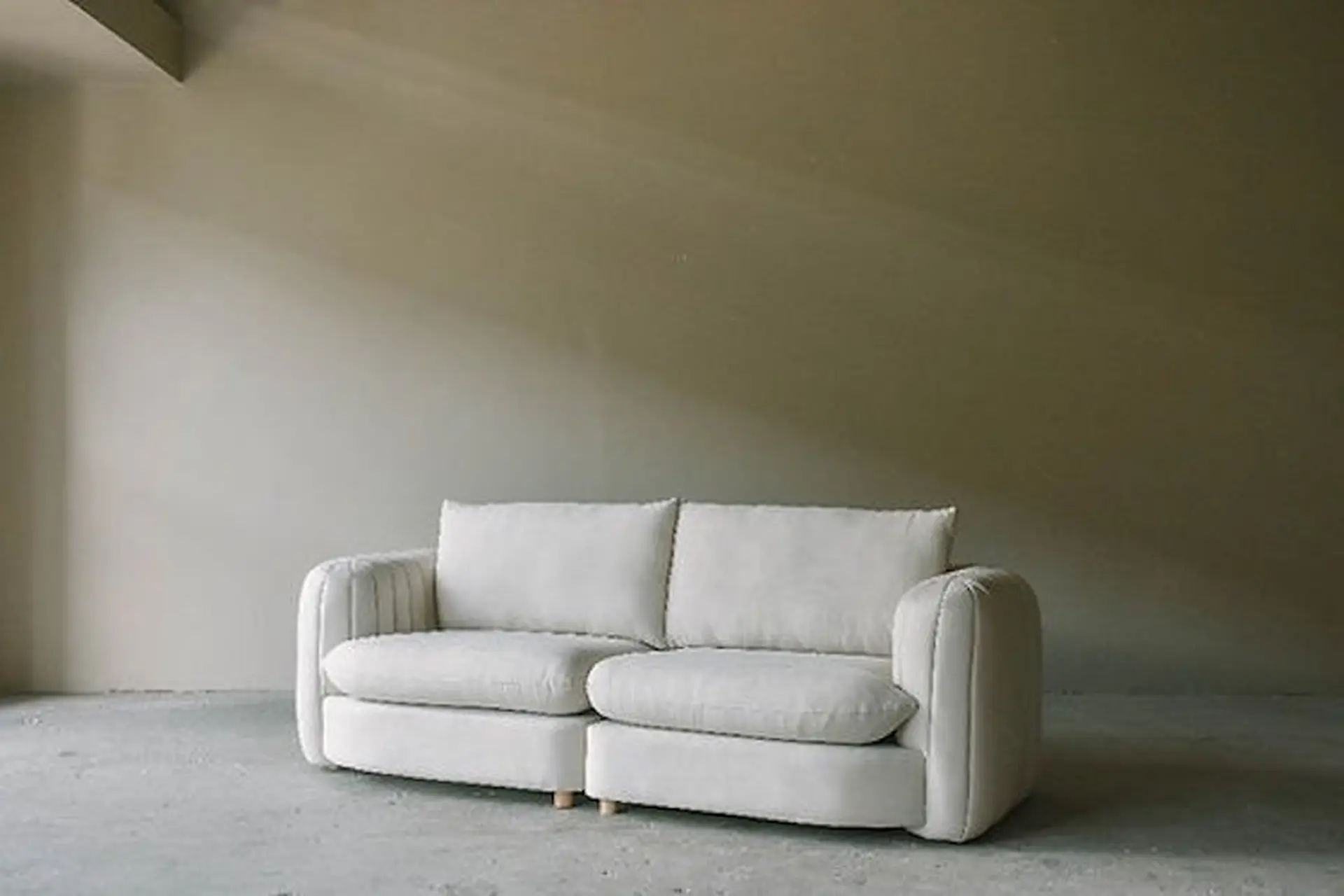 Kích thước sofa nhỏ nhất và cách lựa chọn phù hợp cho không gian sống nhỏ gọn hiện đại