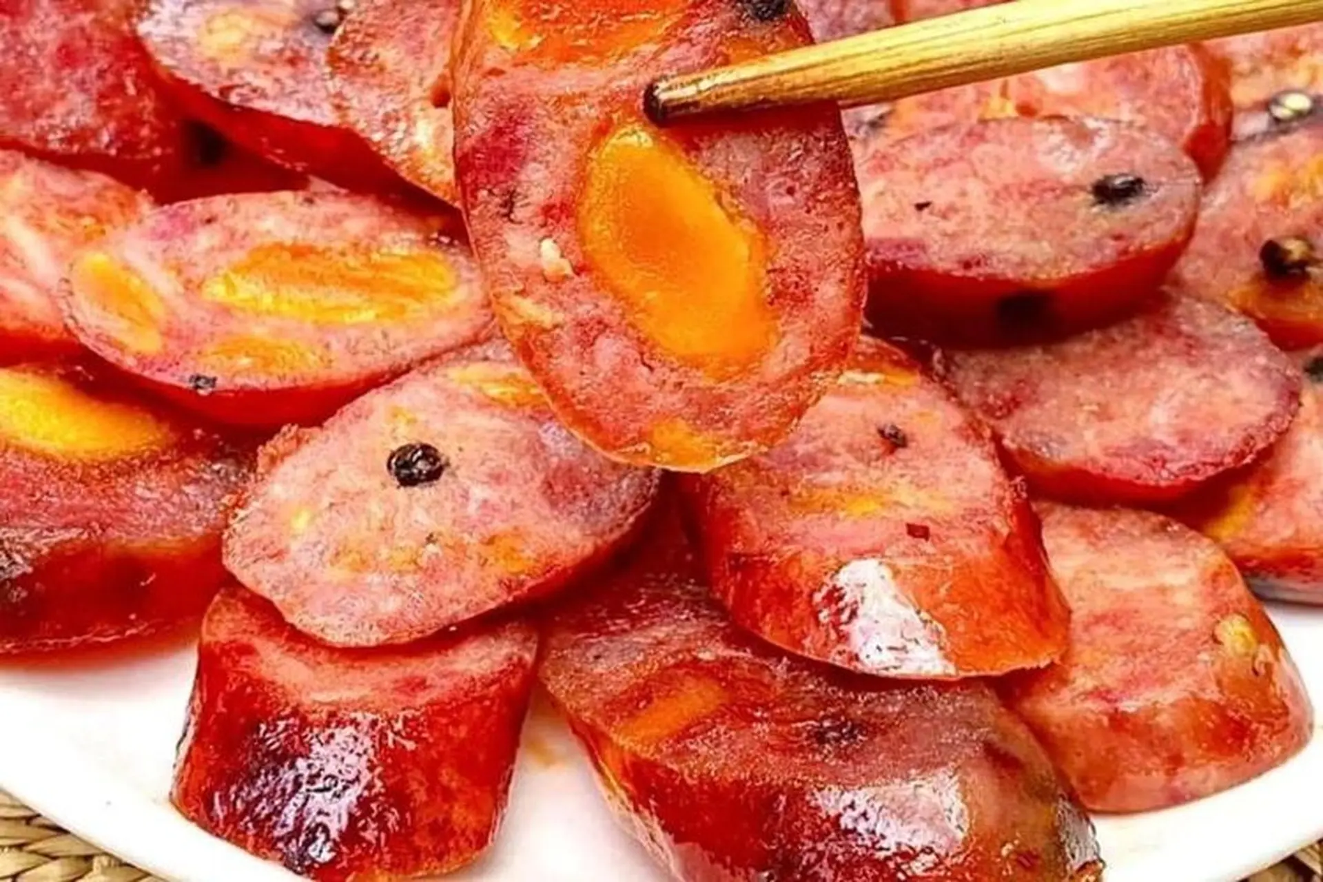 Cách làm lạp xưởng trứng muối đơn giản mà lạ miệng hấp dẫn bạn nên thử một lần