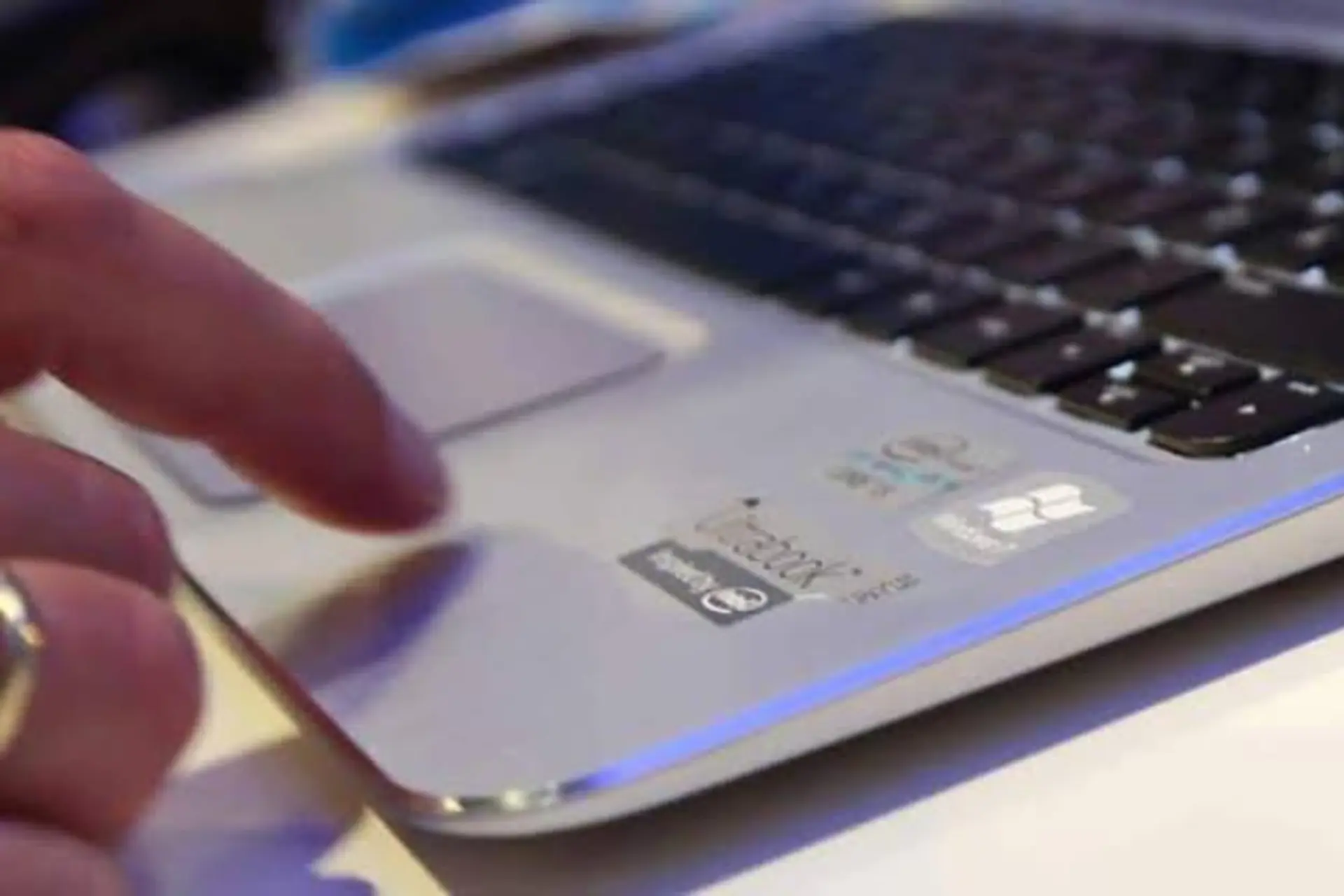Laptop bị giật điện là do đâu? Cách khắc phục hiện tượng laptop bị giật điện an toàn