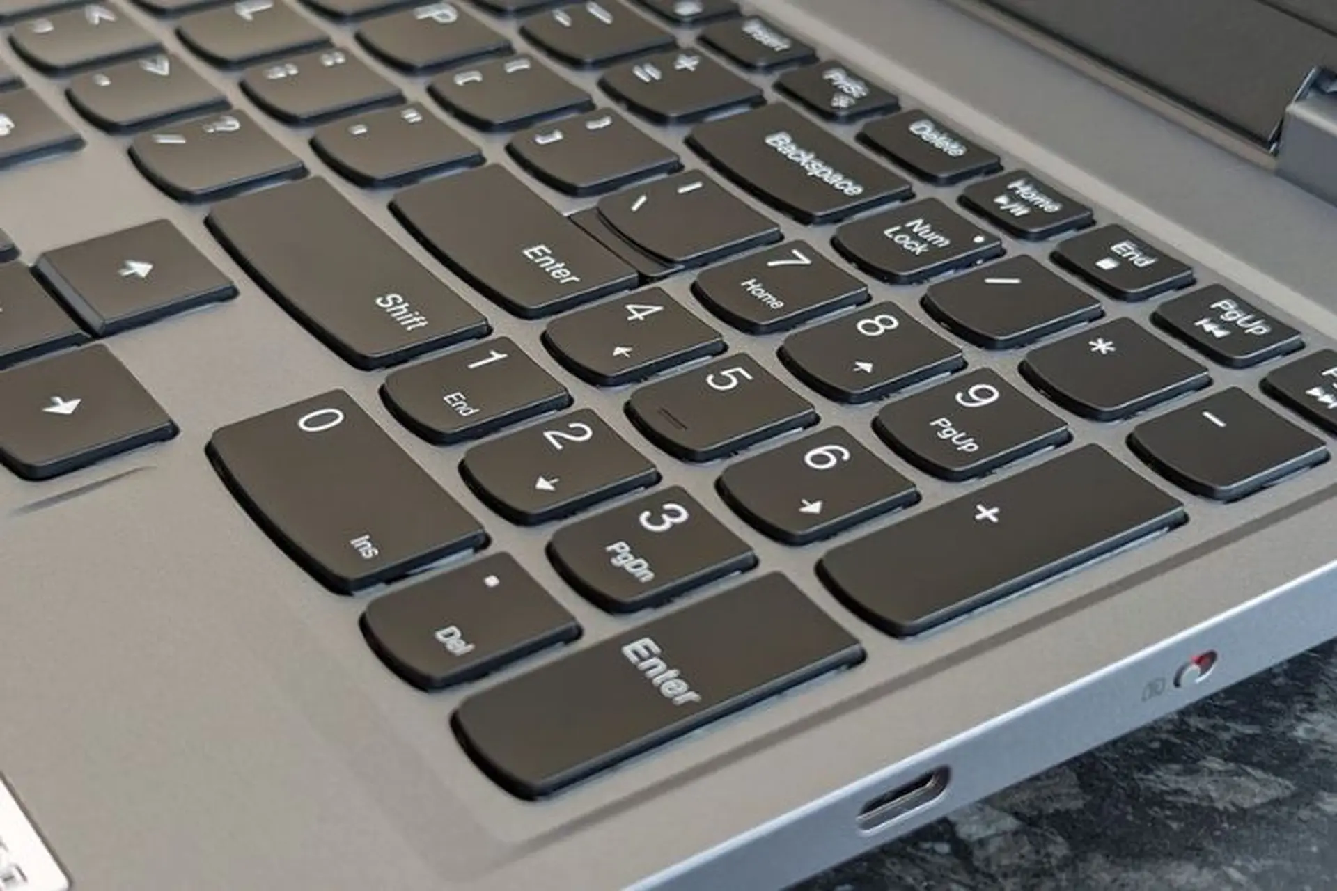 Top mẫu laptop có bàn phím số cho sinh viên 2025 đáng mua nhất, hỗ trợ học tập hiệu quả