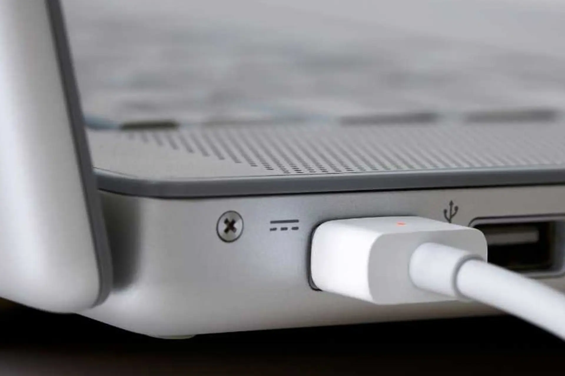 Laptop có cần sạc 3 lần 8 tiếng? Tìm hiểu cách sạc pin laptop chuẩn trong năm 2026