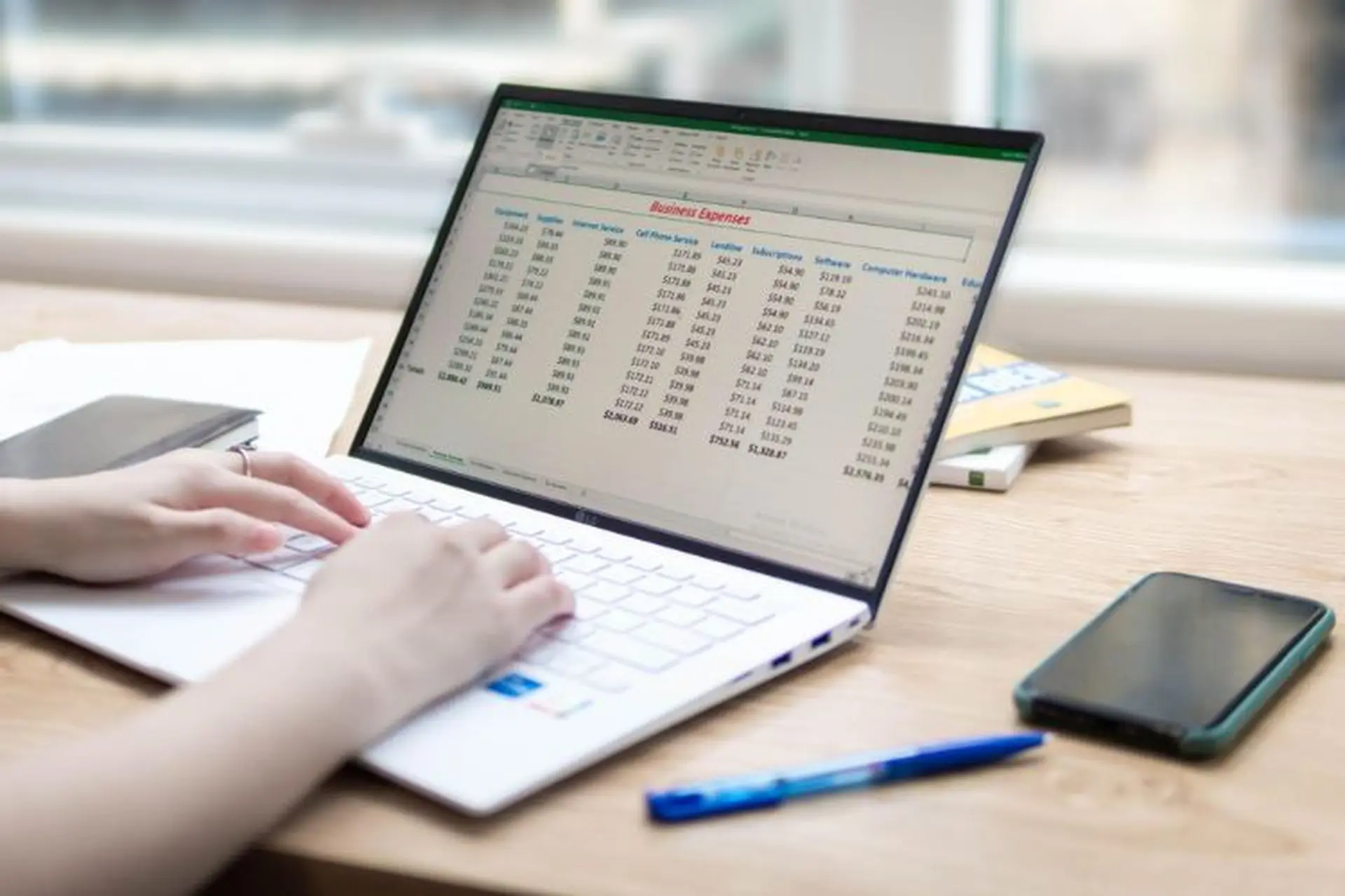 Laptop doanh nhân cao cấp nhất 2025: Bạn đồng hành lý tưởng trên bước đường thành công