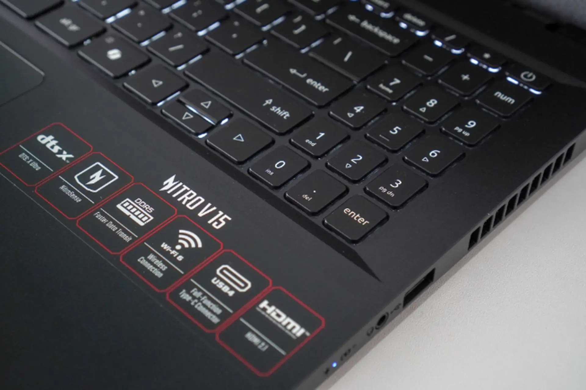 Acer Nitro ProPanel ANV15-41-R7CR: Laptop gaming phổ thông cân bằng giữa gaming, sáng tạo nội dung và AI PC