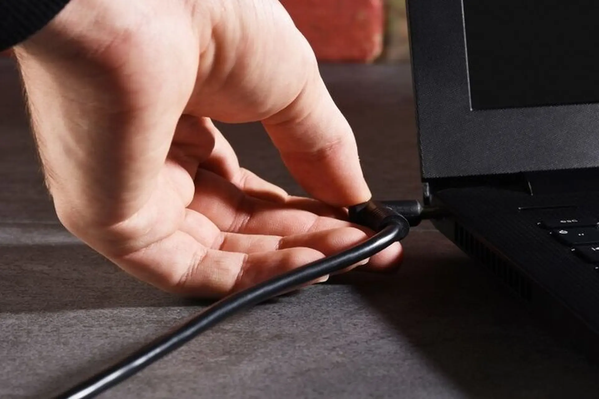 Laptop sạc không vào pin không lên nguồn: Tìm hiểu nguyên nhân và hướng xử lý hiệu quả