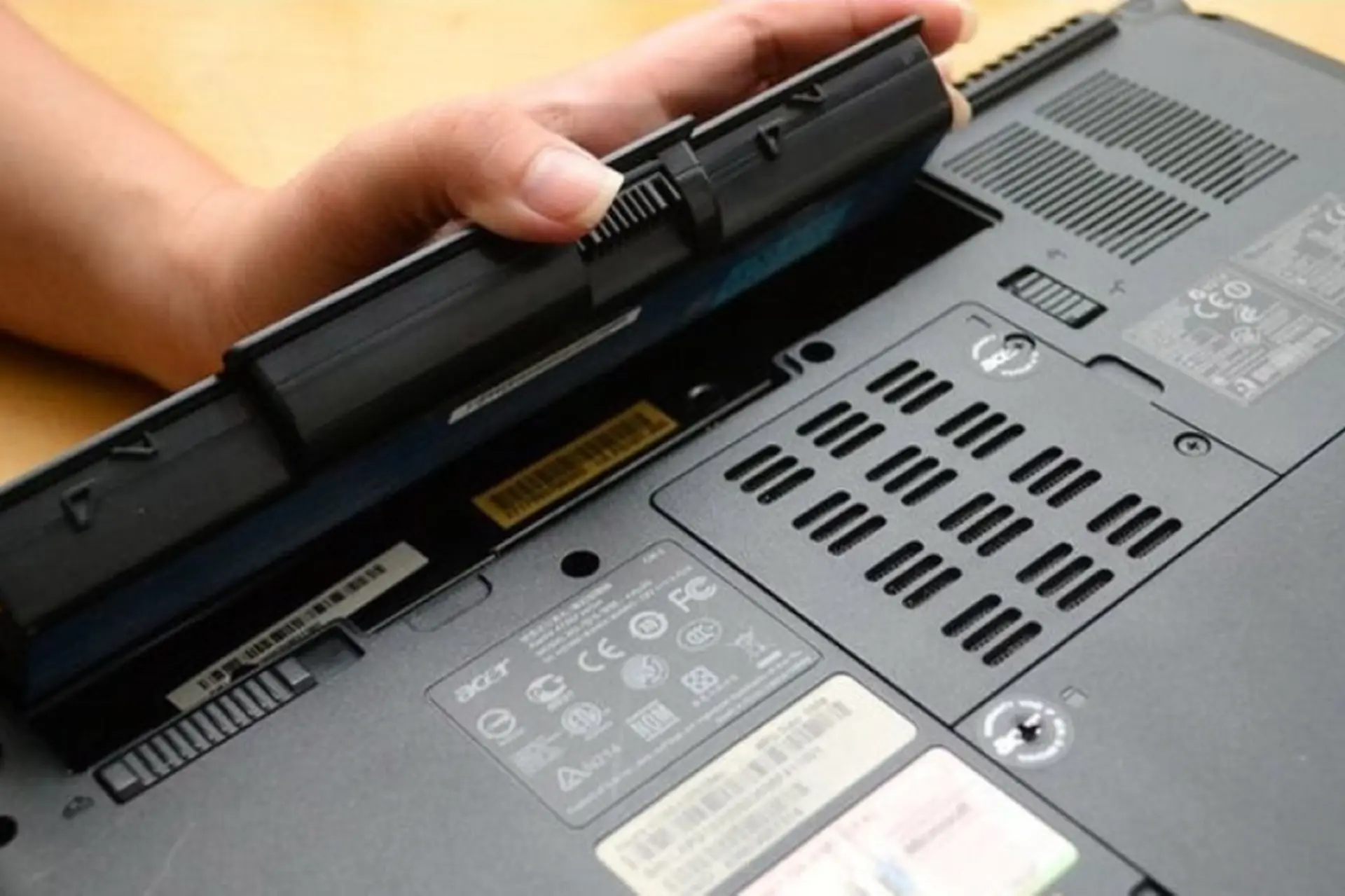 Laptop tháo pin có dùng được không? Những điều cần biết trước khi tháo pin laptop