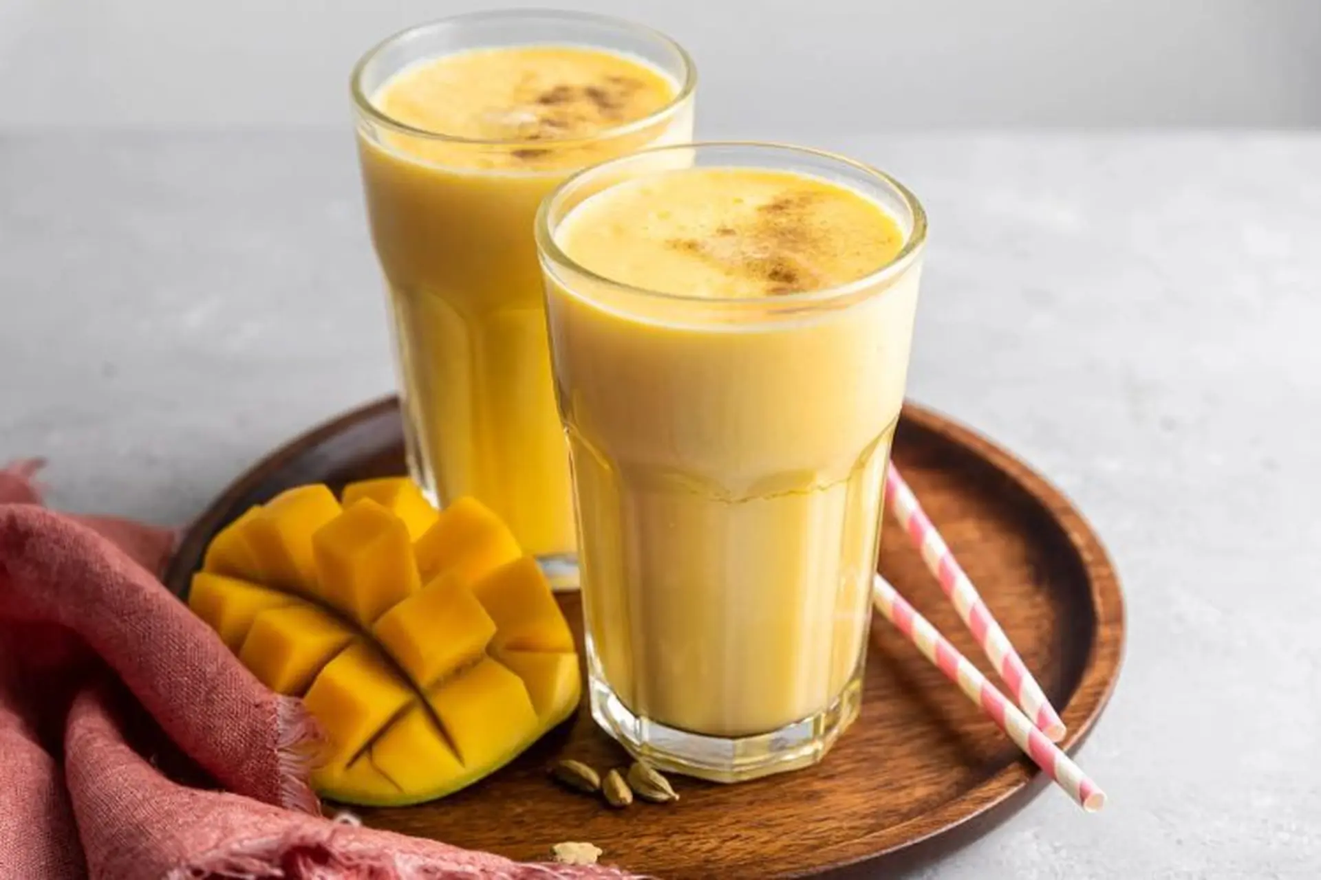 Hướng dẫn làm lassi xoài đặc sánh mịn màng bổ dưỡng cho cả gia đình thưởng thức